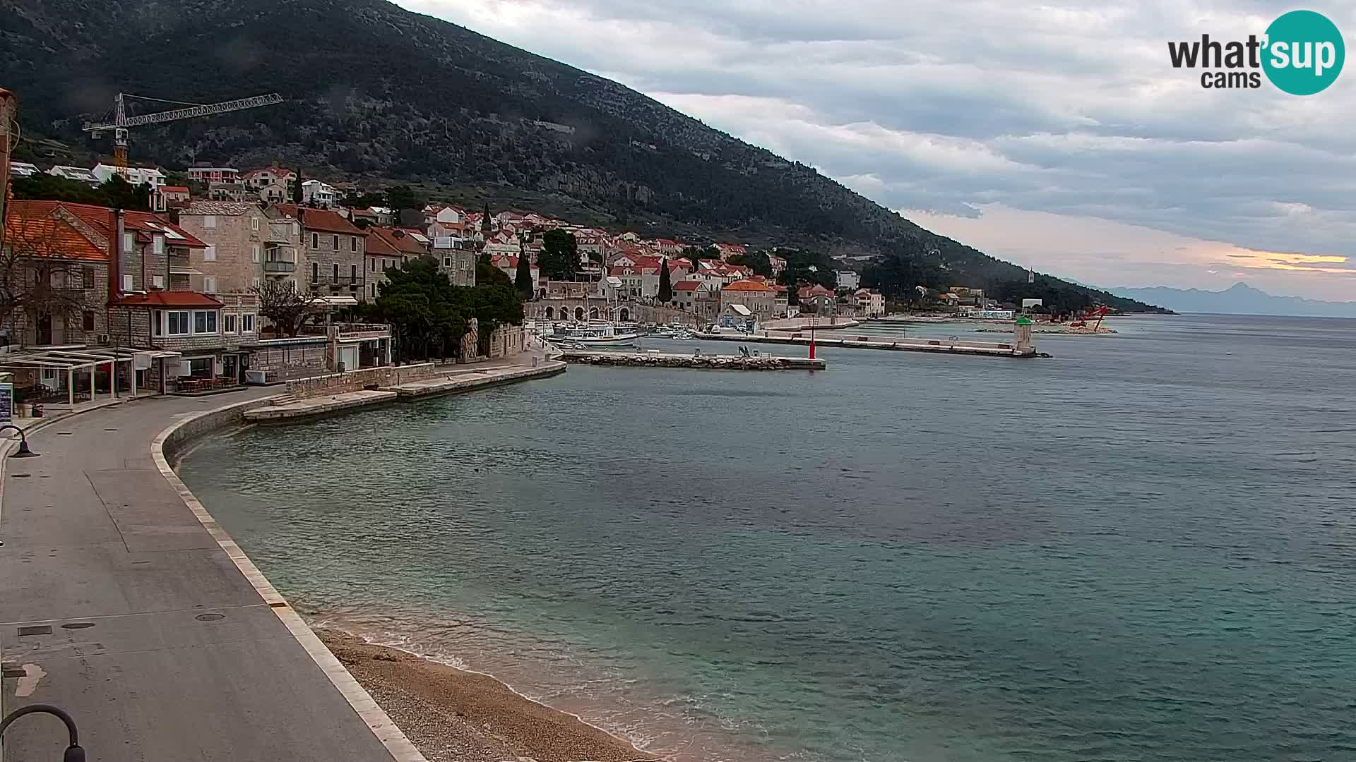 Spletna kamera Bol – Center mesta in marina v živo