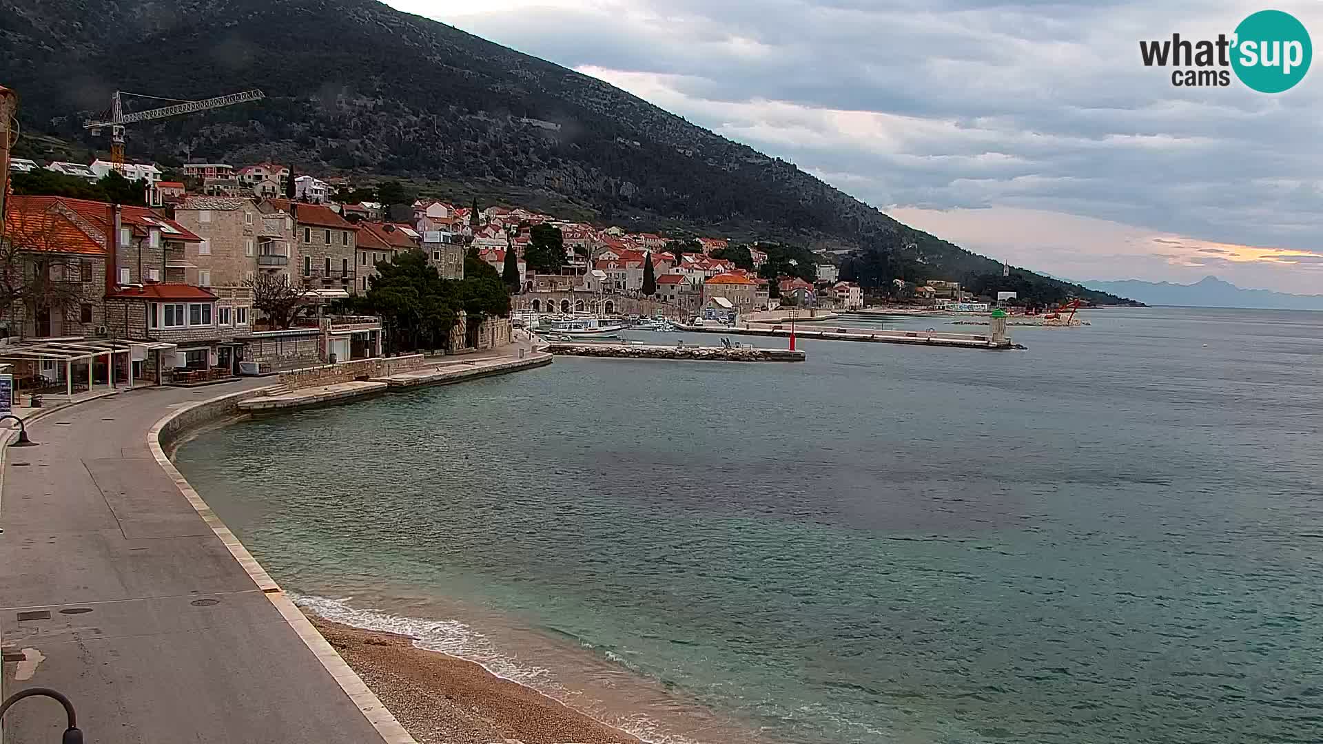 Spletna kamera Bol – Center mesta in marina v živo