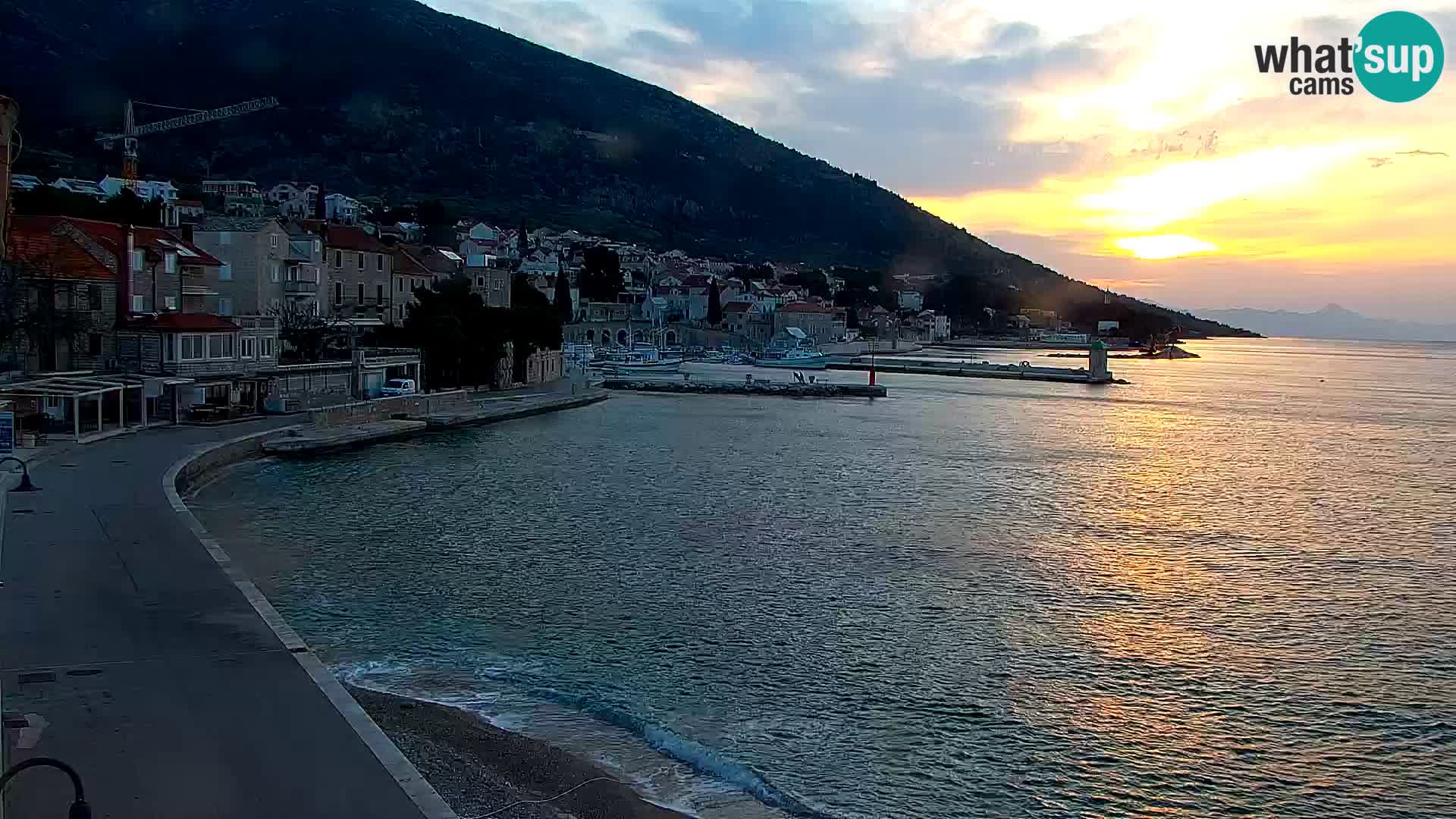 Spletna kamera Bol – Center mesta in marina v živo