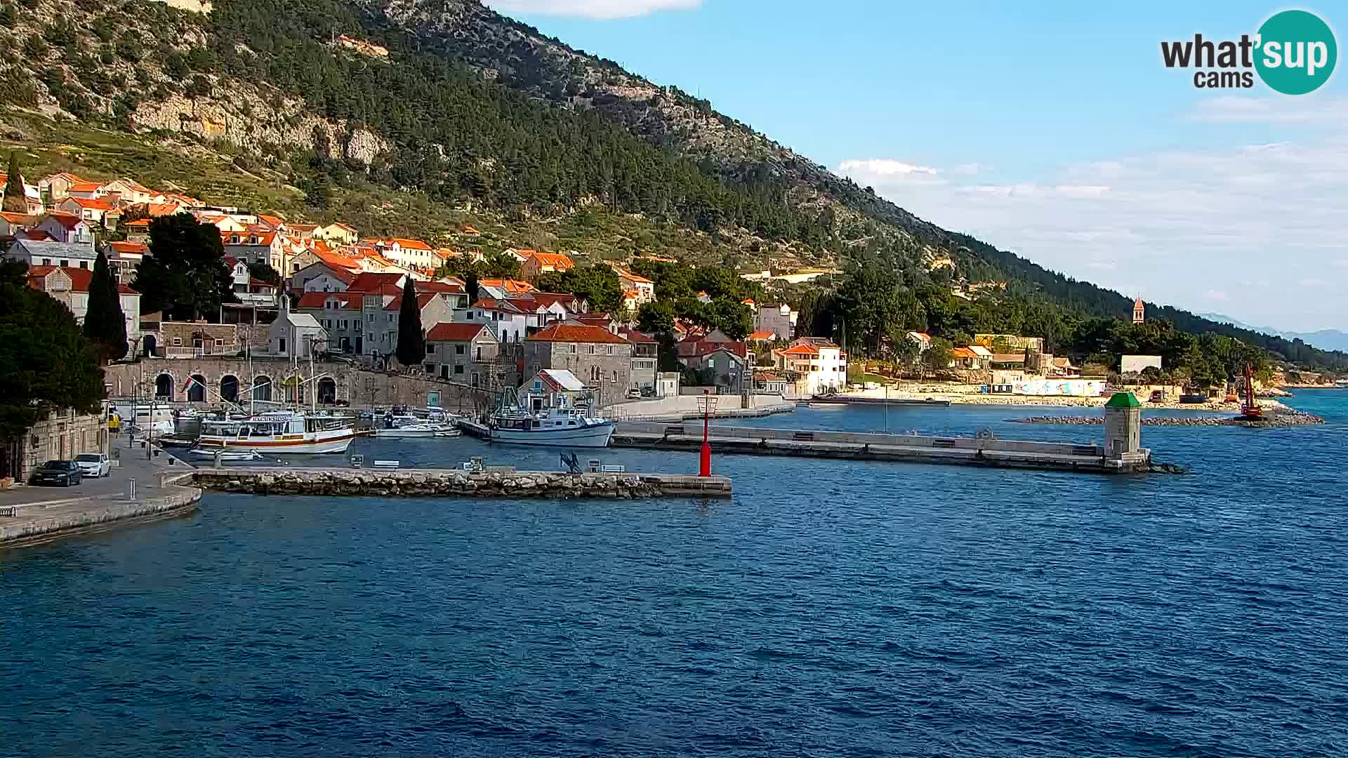 Spletna kamera Bol – Center mesta in marina v živo