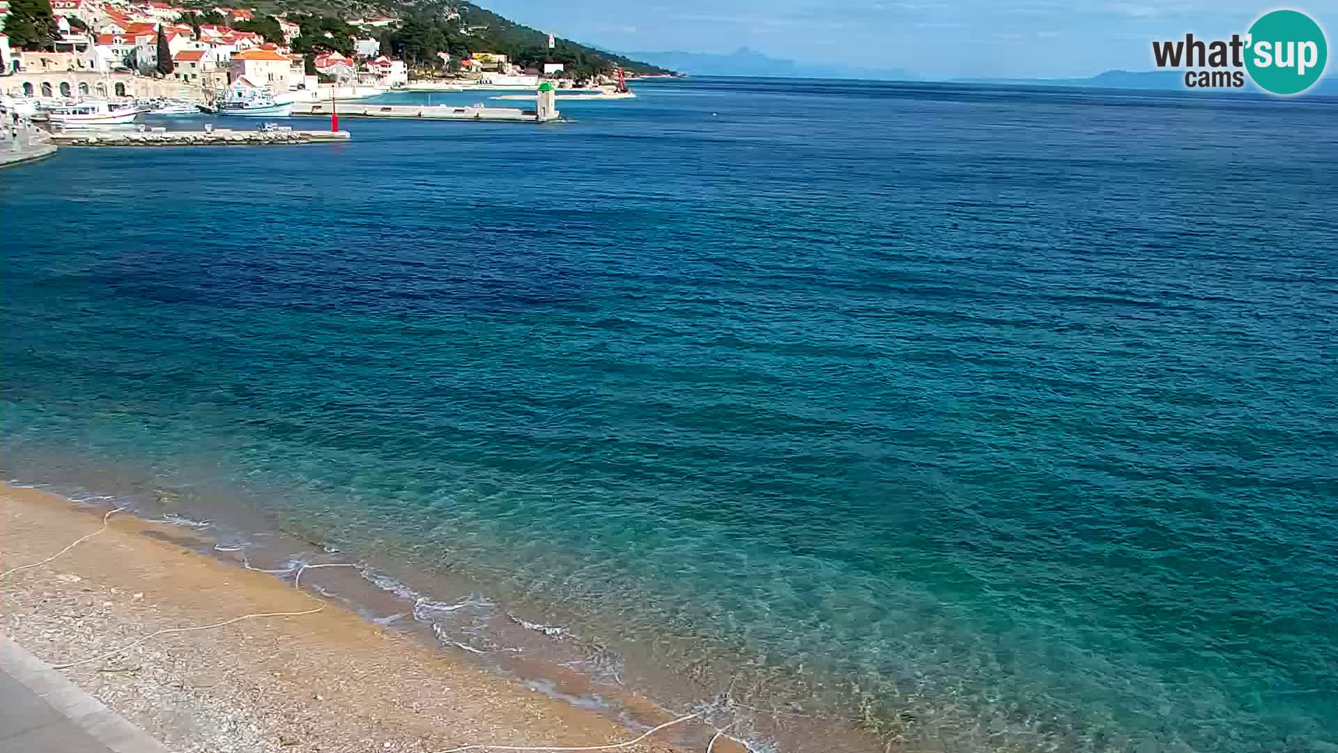 Spletna kamera Bol – Center mesta in marina v živo