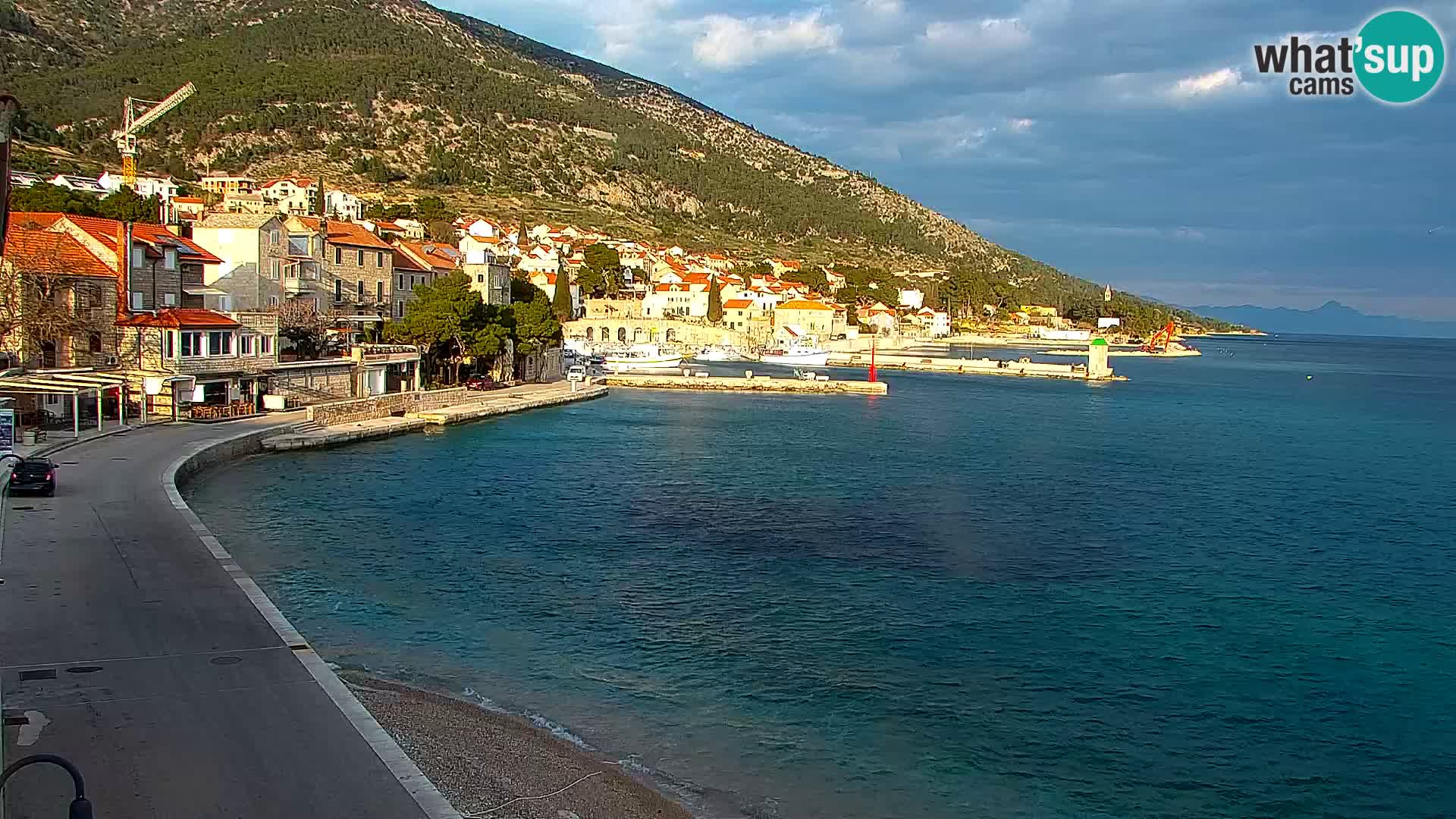 Spletna kamera Bol – Center mesta in marina v živo