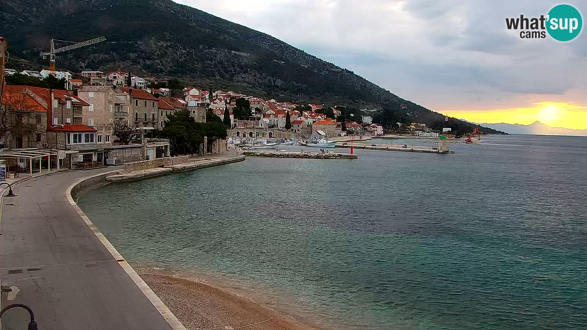 Web kamera Bol – Centar mjesta i marina | Pogled uživo