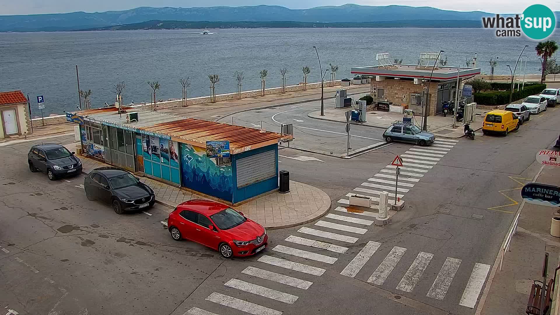 Spletna kamera Bol – Center mesta in marina v živo