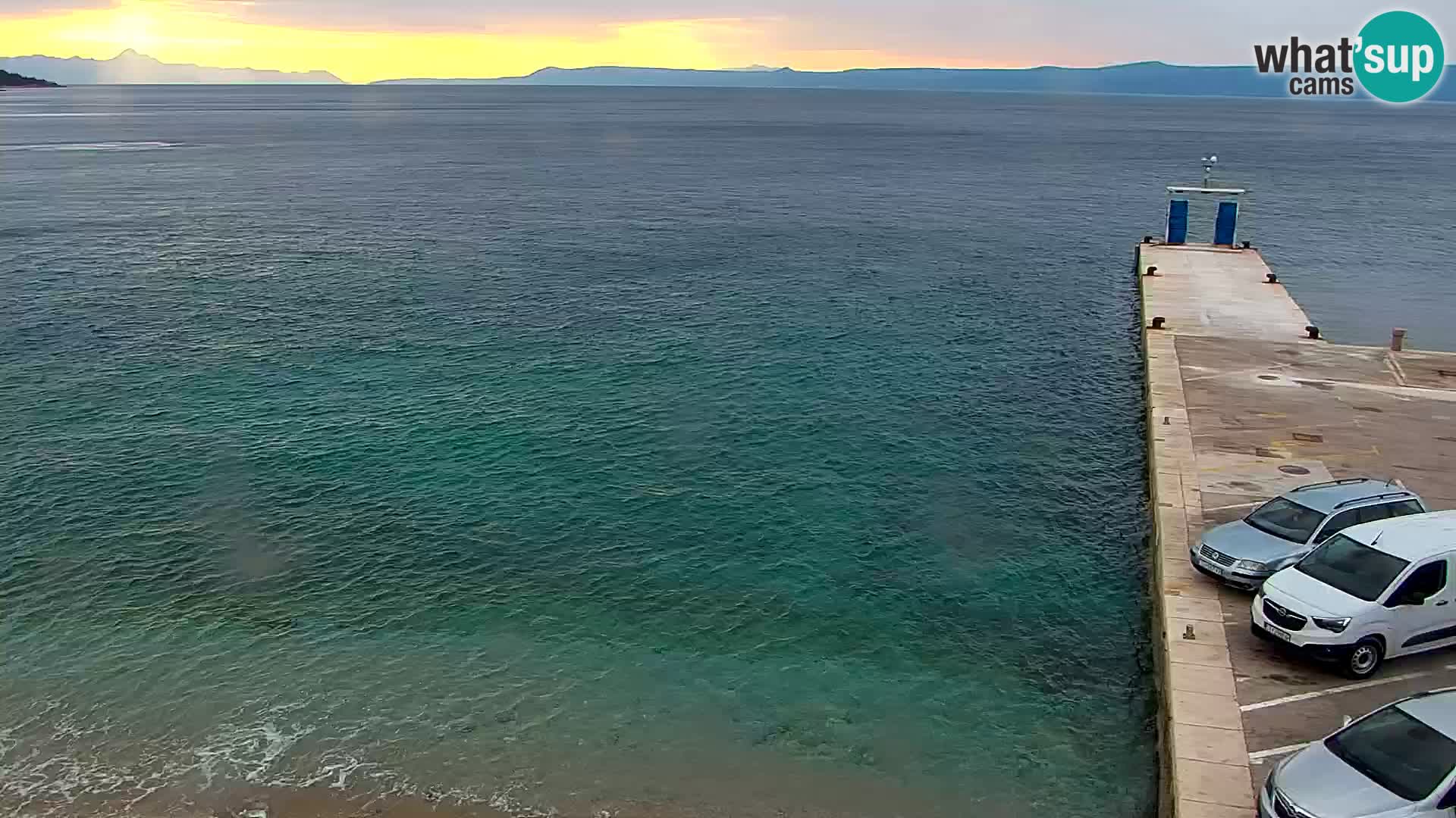 Spletna kamera Bol – Center mesta in marina v živo