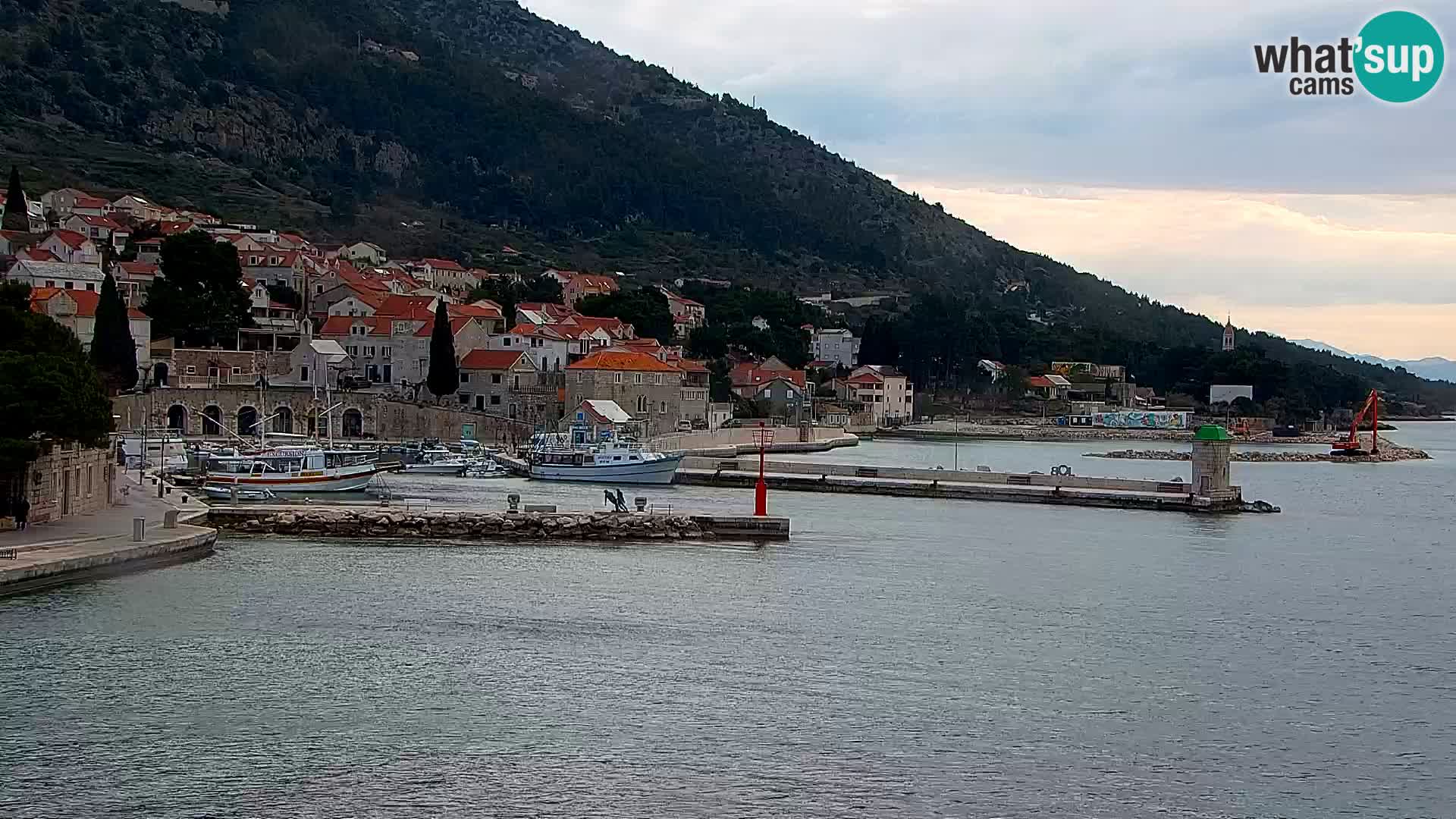 Web kamera Bol – Centar mjesta i marina | Pogled uživo