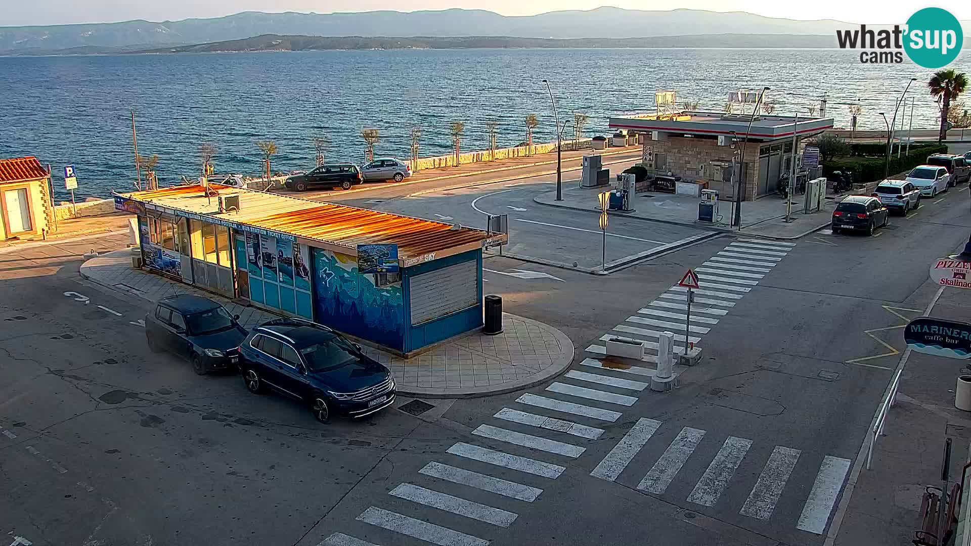 Spletna kamera Bol – Center mesta in marina v živo