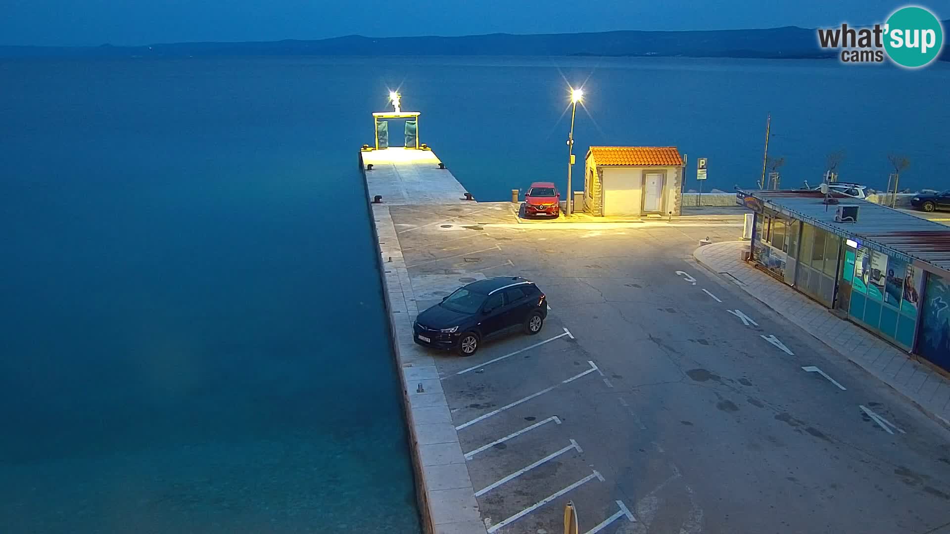 Spletna kamera Bol – Center mesta in marina v živo