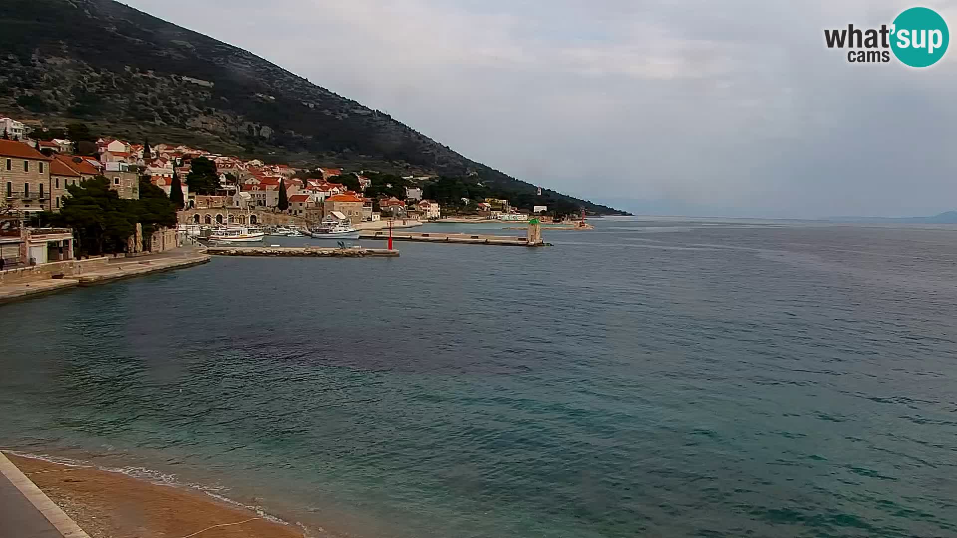 Spletna kamera Bol – Center mesta in marina v živo