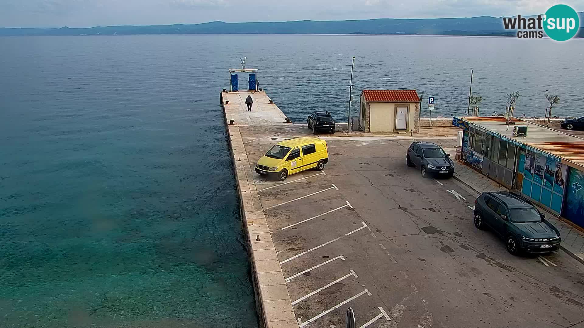 Spletna kamera Bol – Center mesta in marina v živo