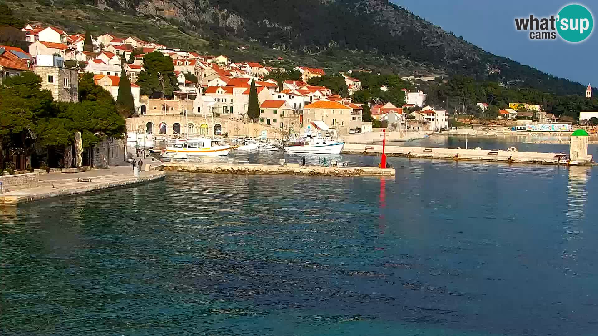 Spletna kamera Bol – Center mesta in marina v živo