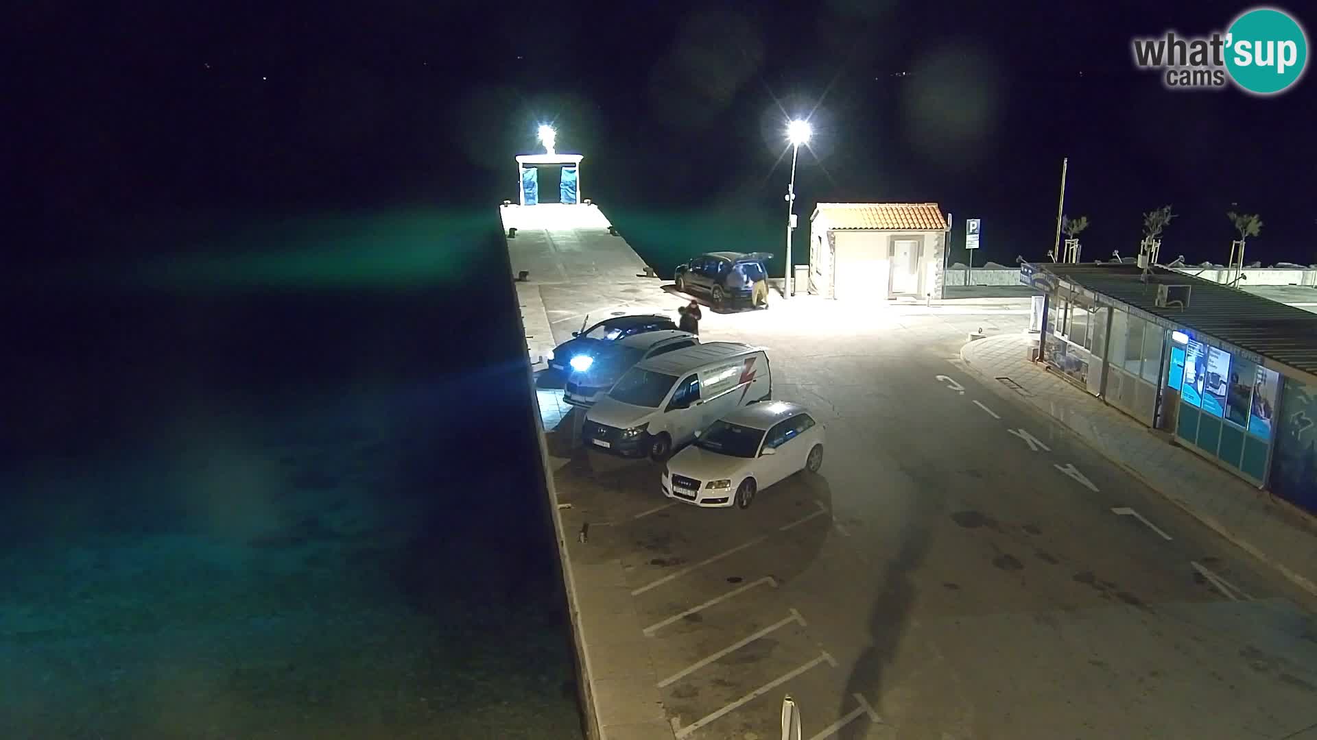 Spletna kamera Bol – Center mesta in marina v živo