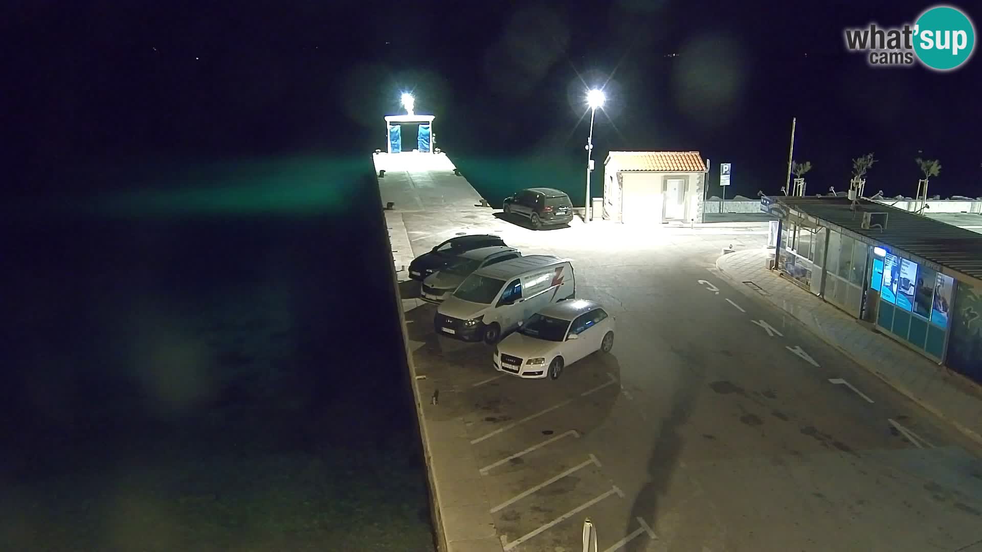 Spletna kamera Bol – Center mesta in marina v živo