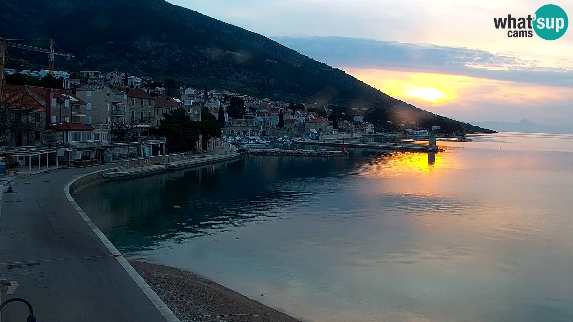 Web kamera Bol – Centar mjesta i marina | Pogled uživo