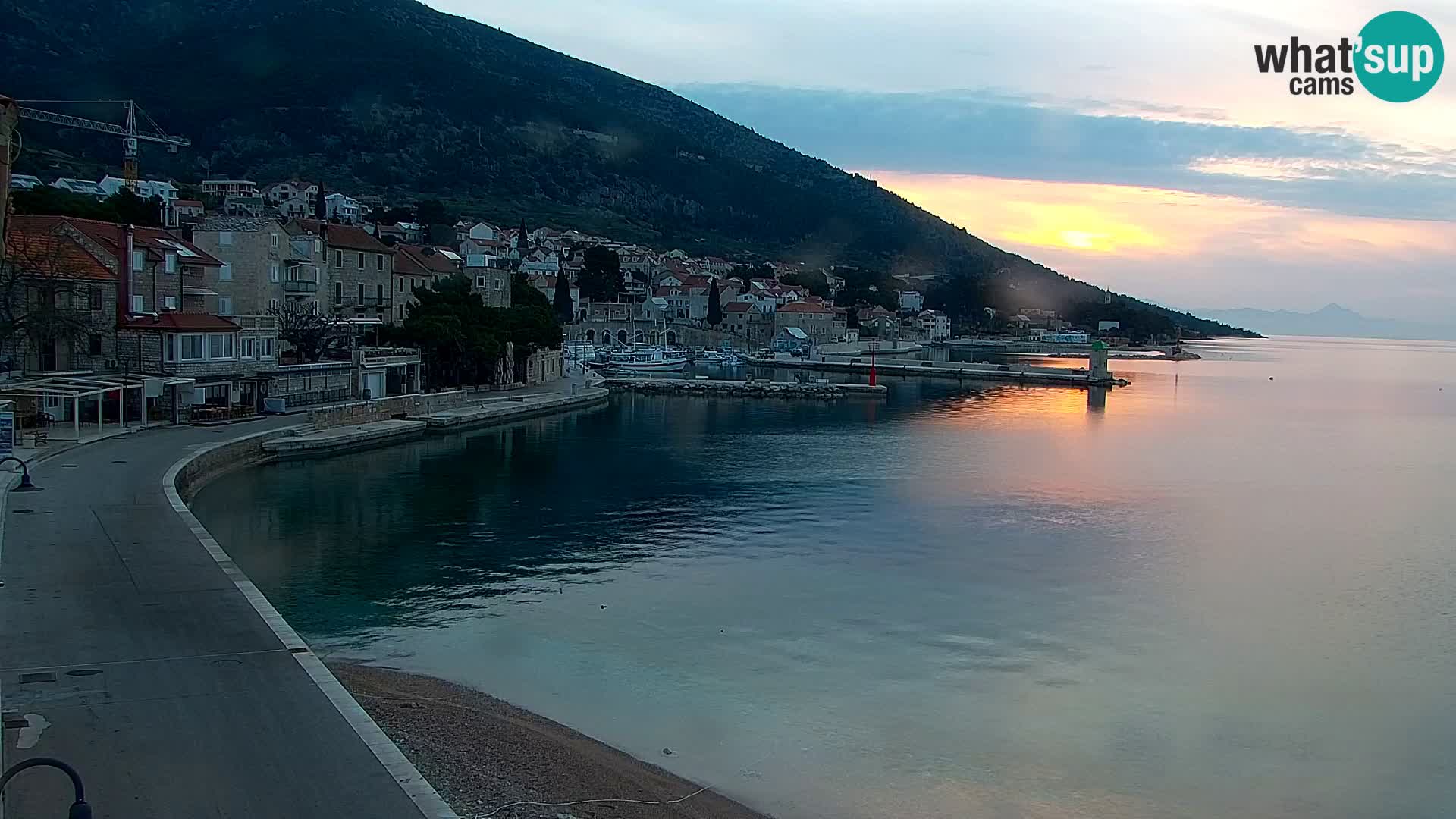 Web kamera Bol – Centar mjesta i marina | Pogled uživo