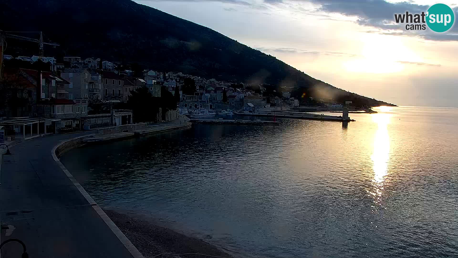 Spletna kamera Bol – Center mesta in marina v živo