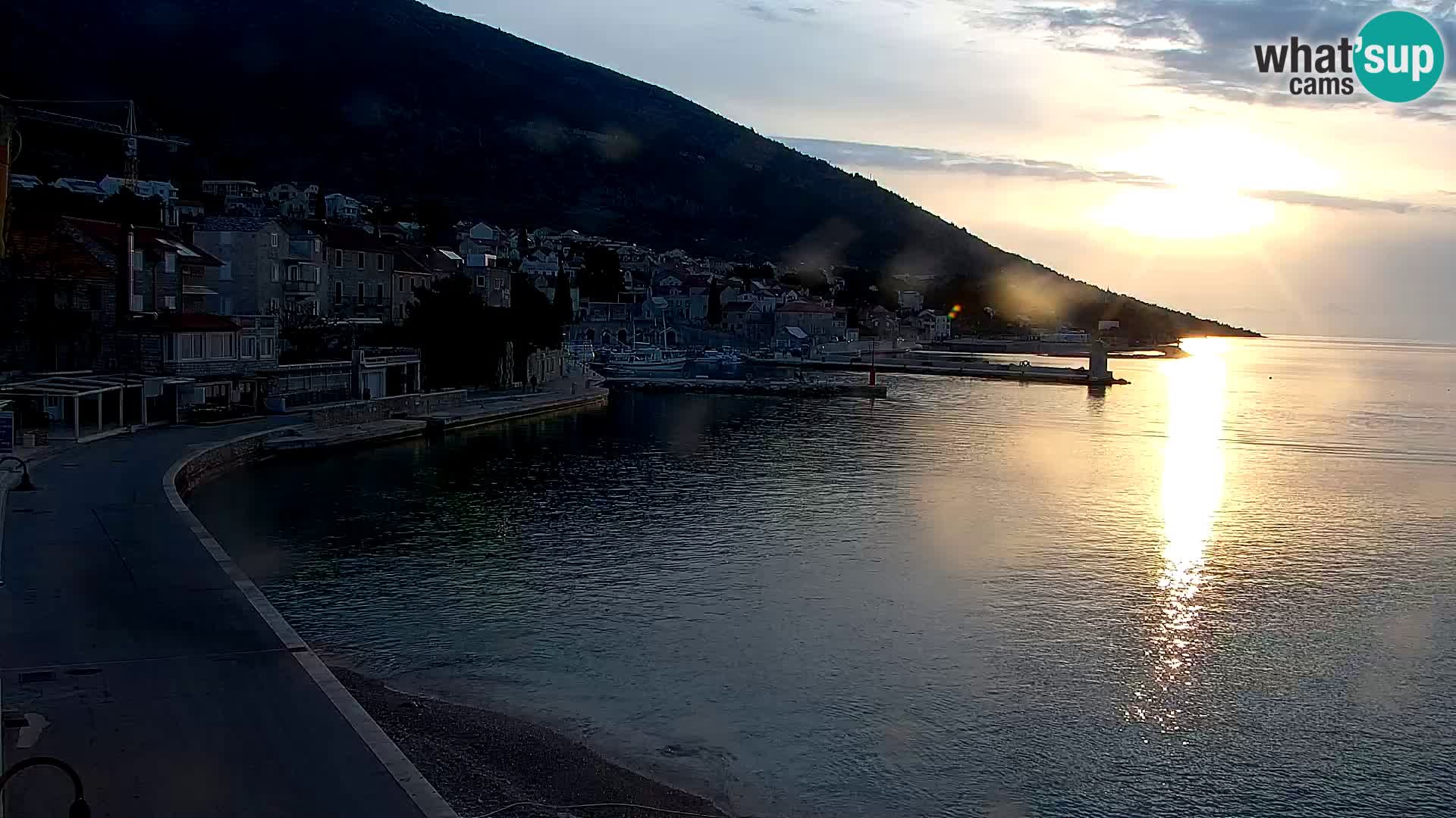 Spletna kamera Bol – Center mesta in marina v živo