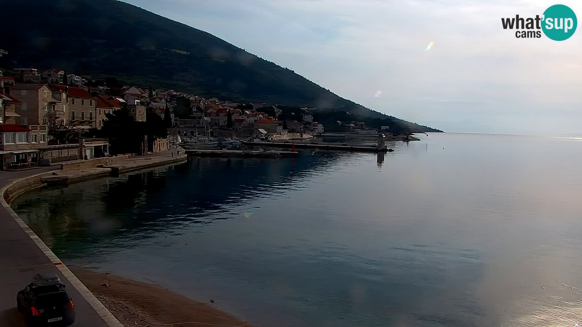 Web kamera Bol – Centar mjesta i marina | Pogled uživo