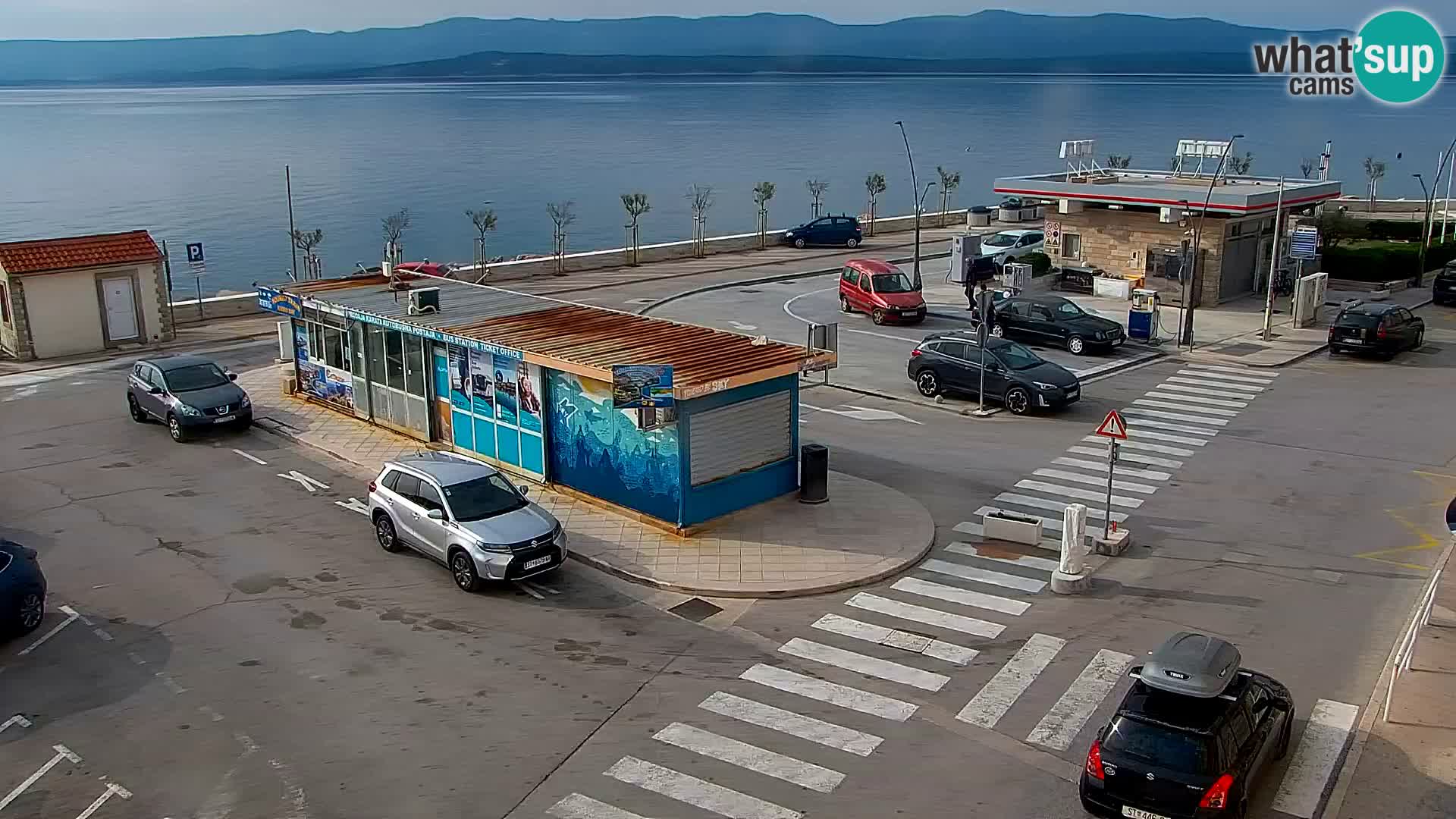 Spletna kamera Bol – Center mesta in marina v živo