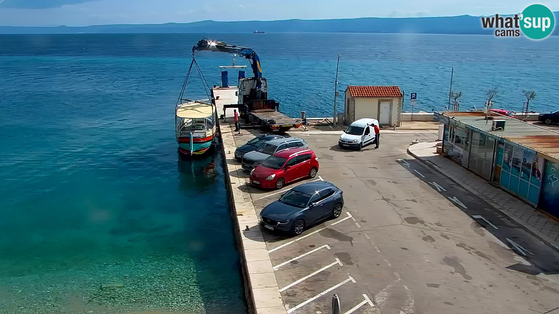 Spletna kamera Bol – Center mesta in marina v živo