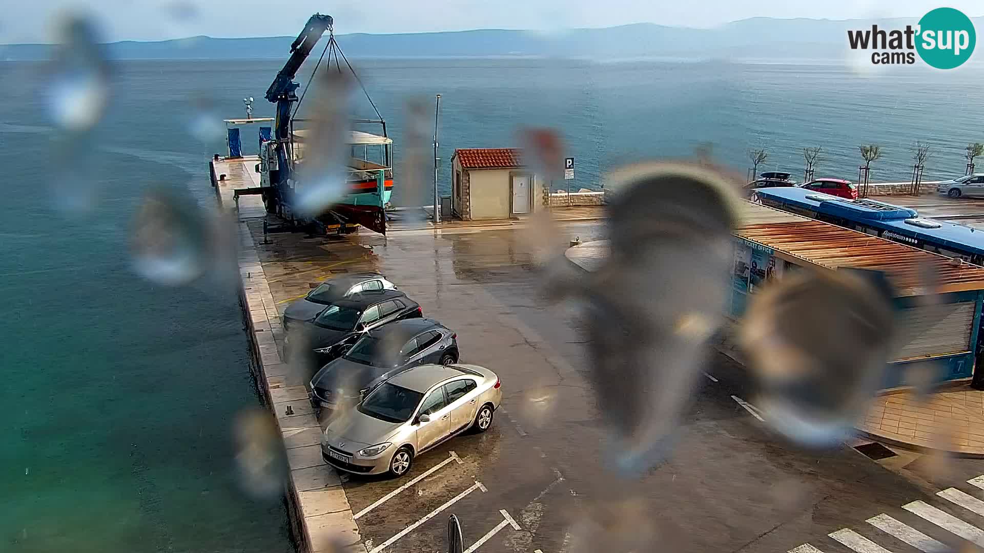 Spletna kamera Bol – Center mesta in marina v živo