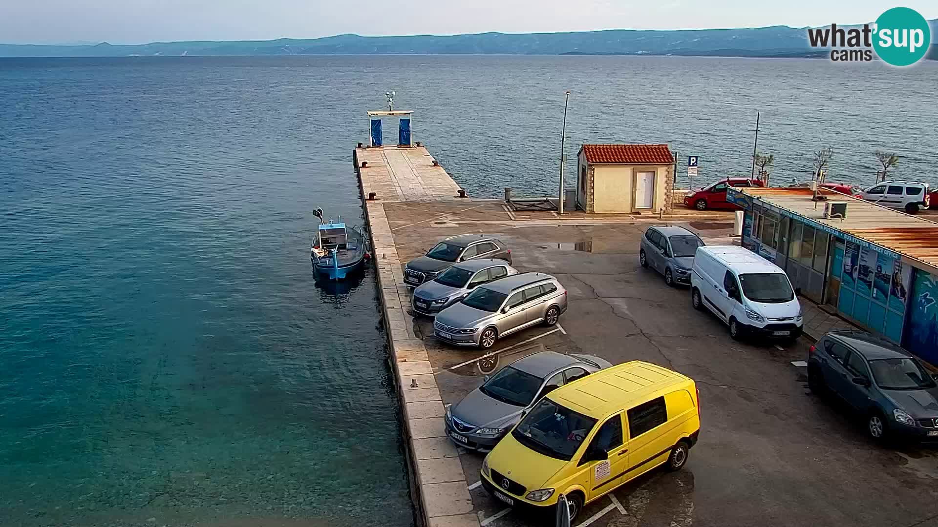 Spletna kamera Bol – Center mesta in marina v živo