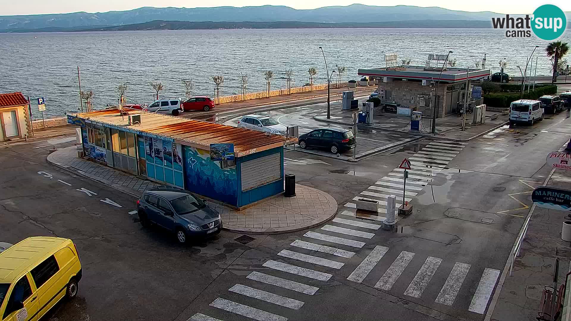 Spletna kamera Bol – Center mesta in marina v živo