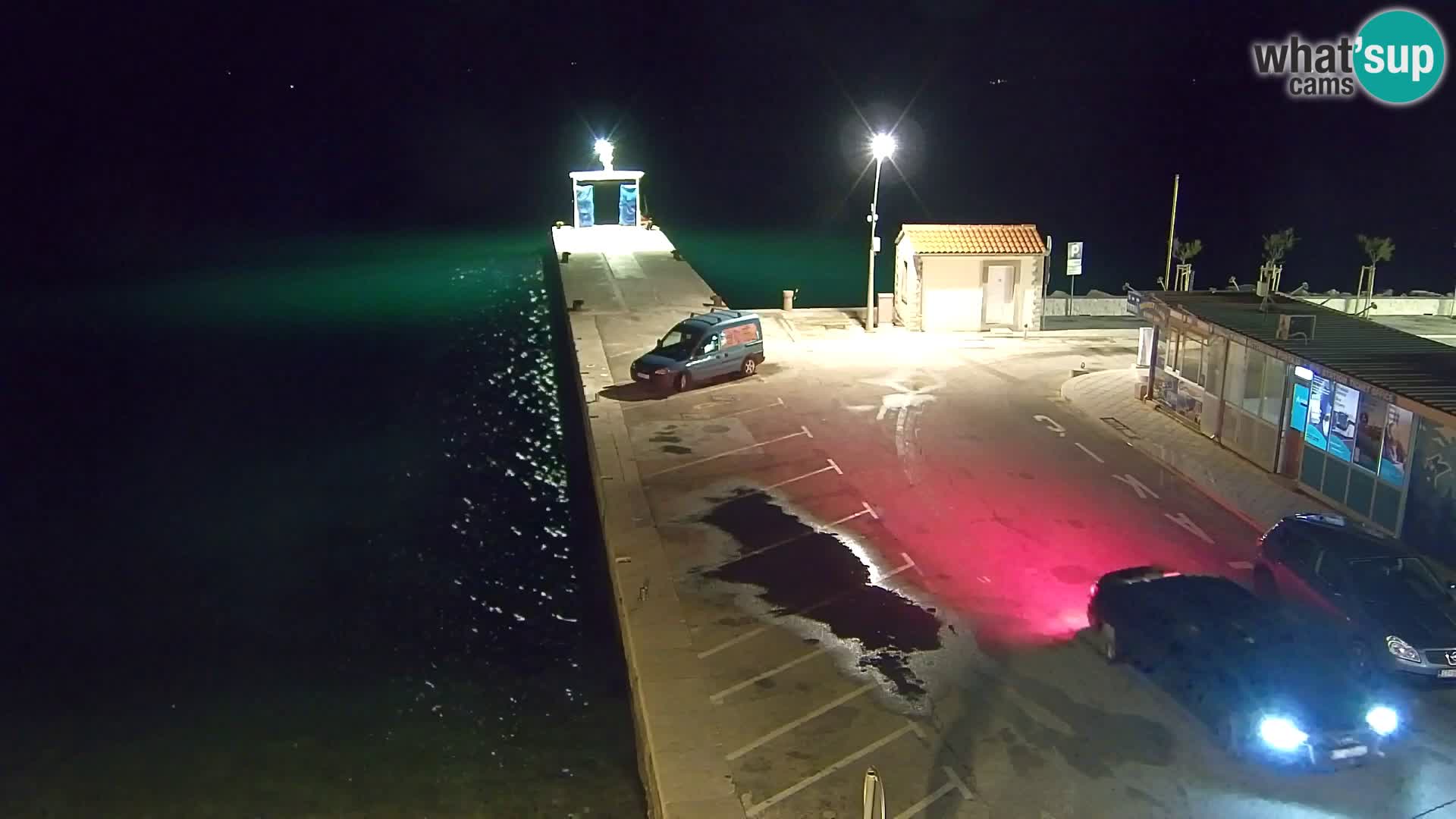 Spletna kamera Bol – Center mesta in marina v živo