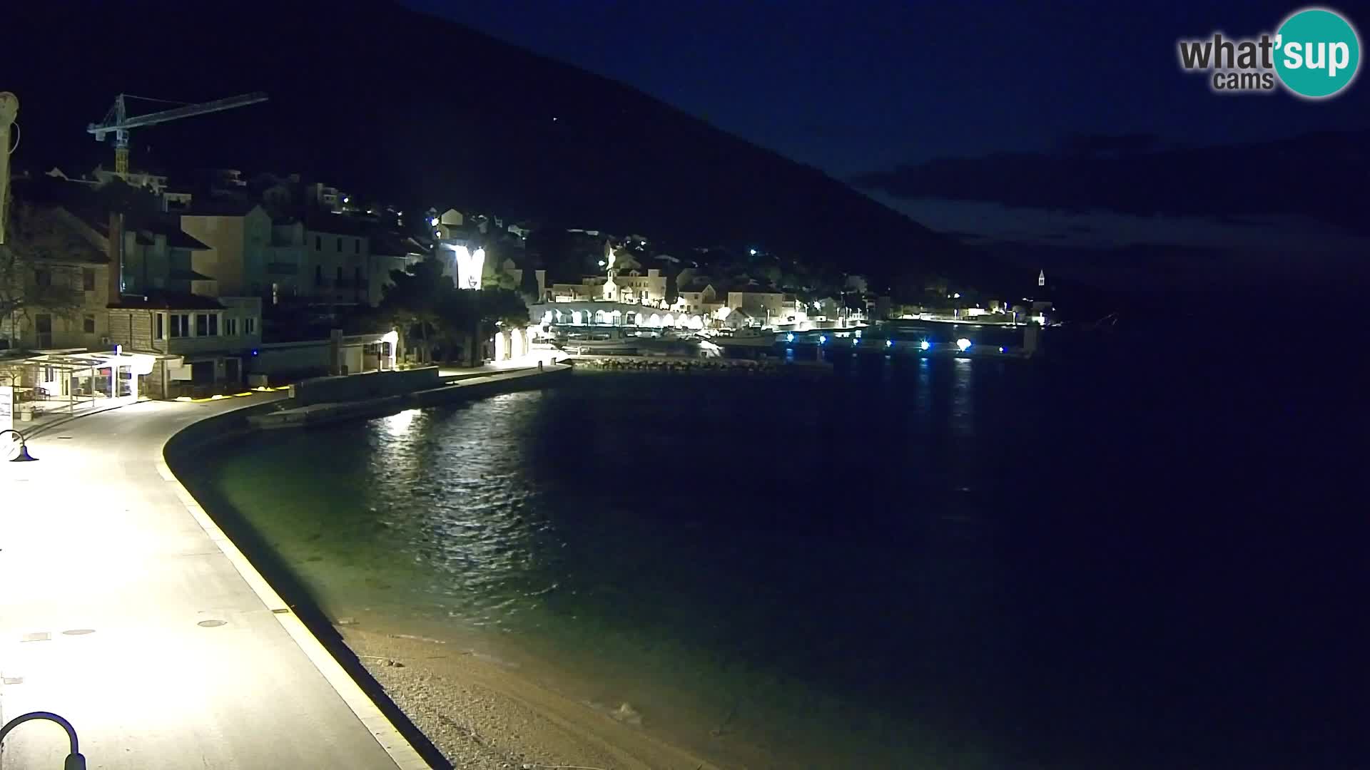 Spletna kamera Bol – Center mesta in marina v živo