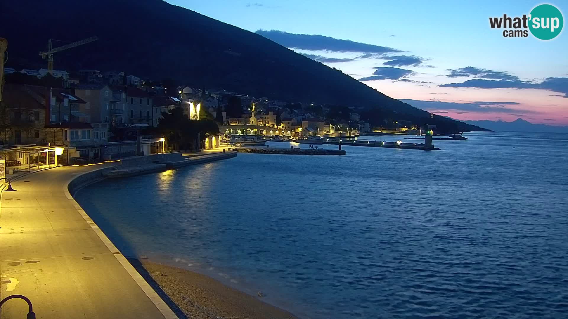 Web kamera Bol – Centar mjesta i marina | Pogled uživo