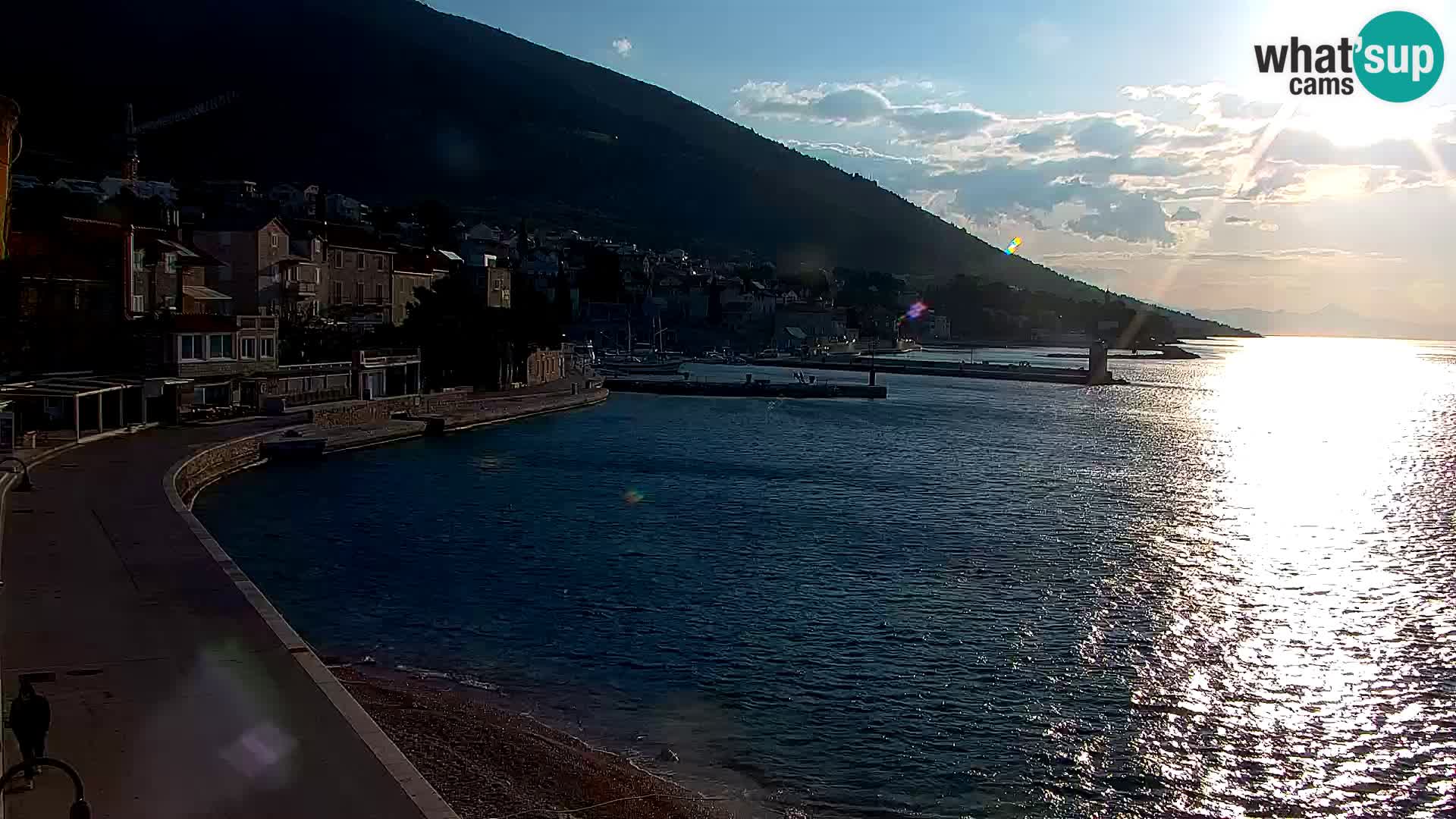 Web kamera Bol – Centar mjesta i marina | Pogled uživo