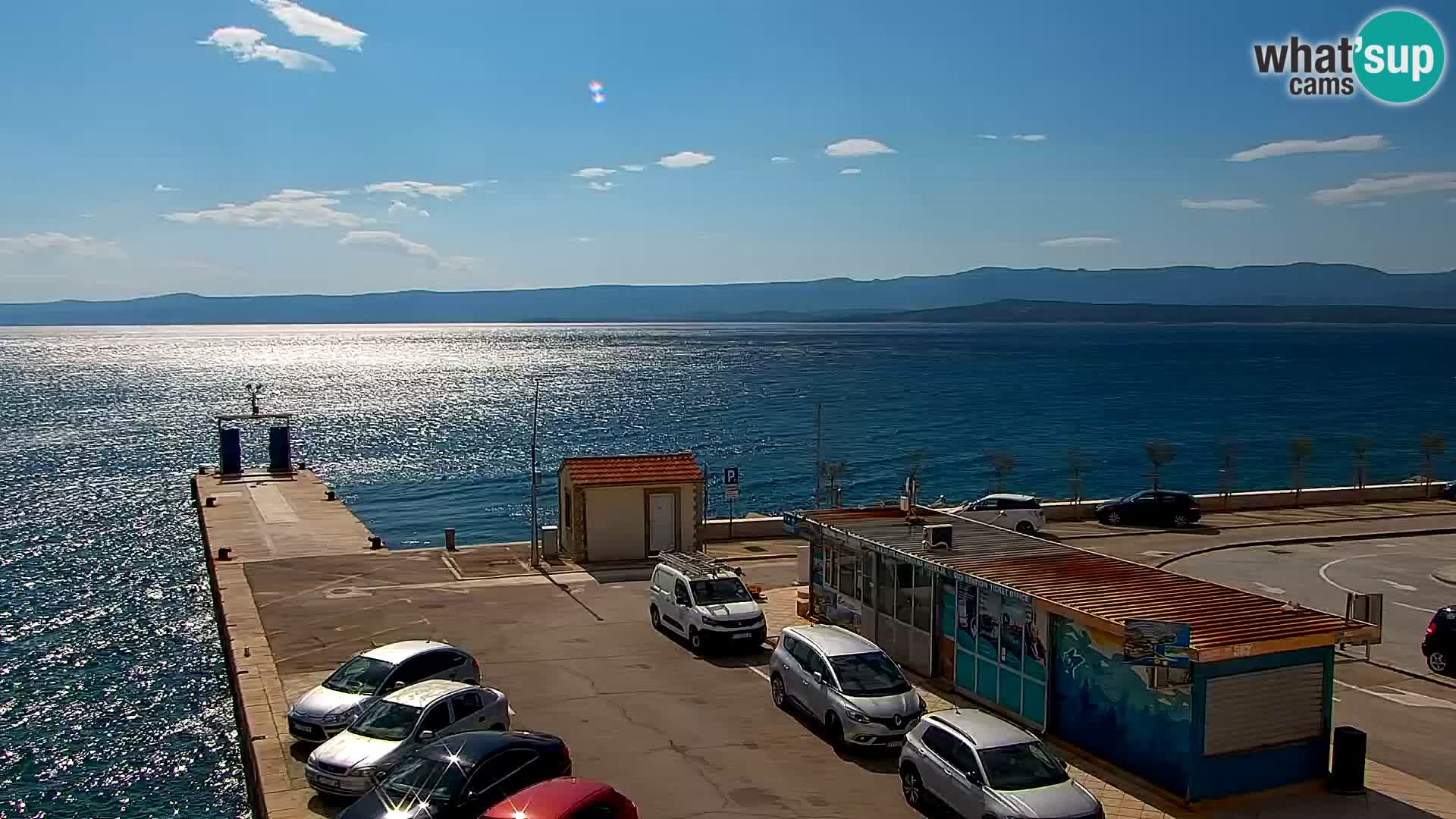 Spletna kamera Bol – Center mesta in marina v živo