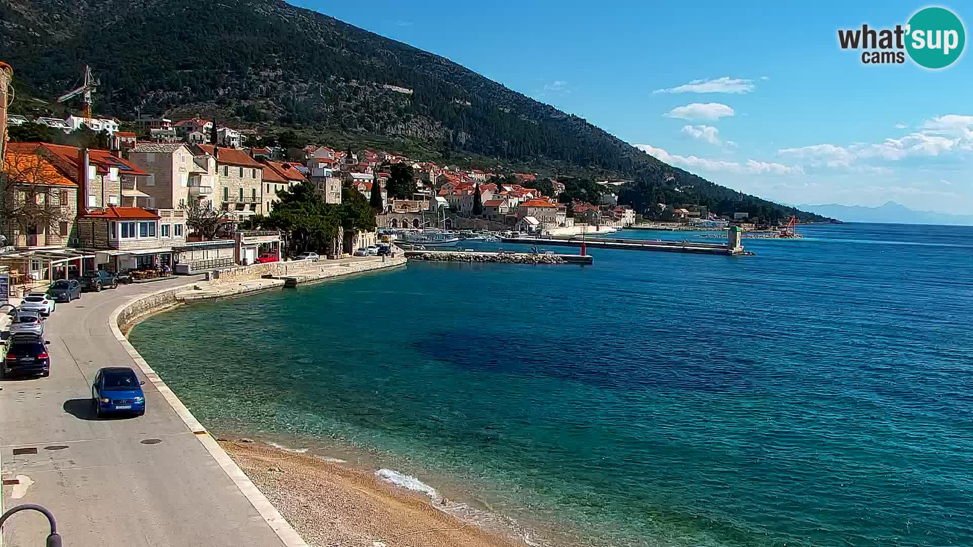 Spletna kamera Bol – Center mesta in marina v živo