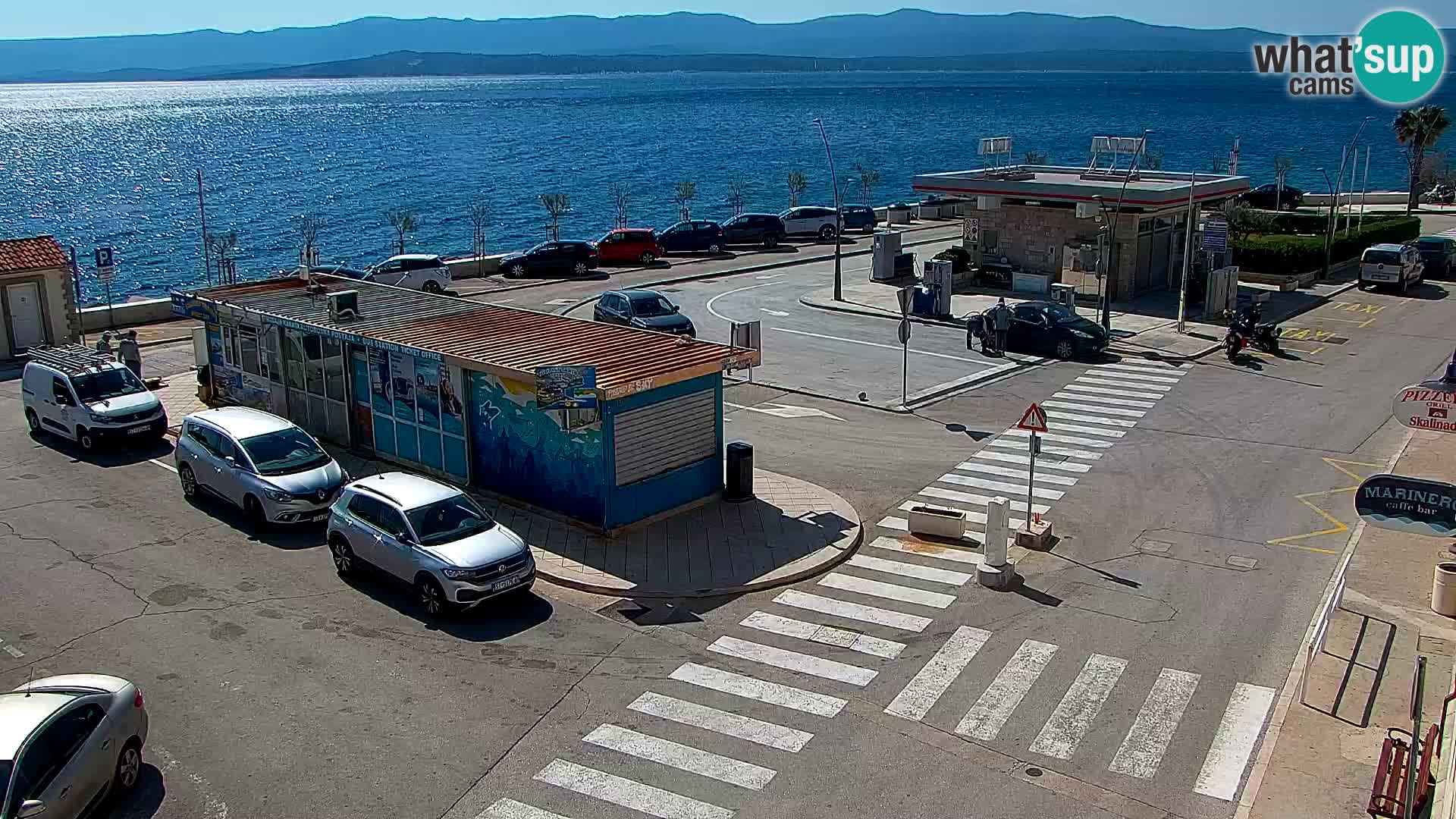 Spletna kamera Bol – Center mesta in marina v živo