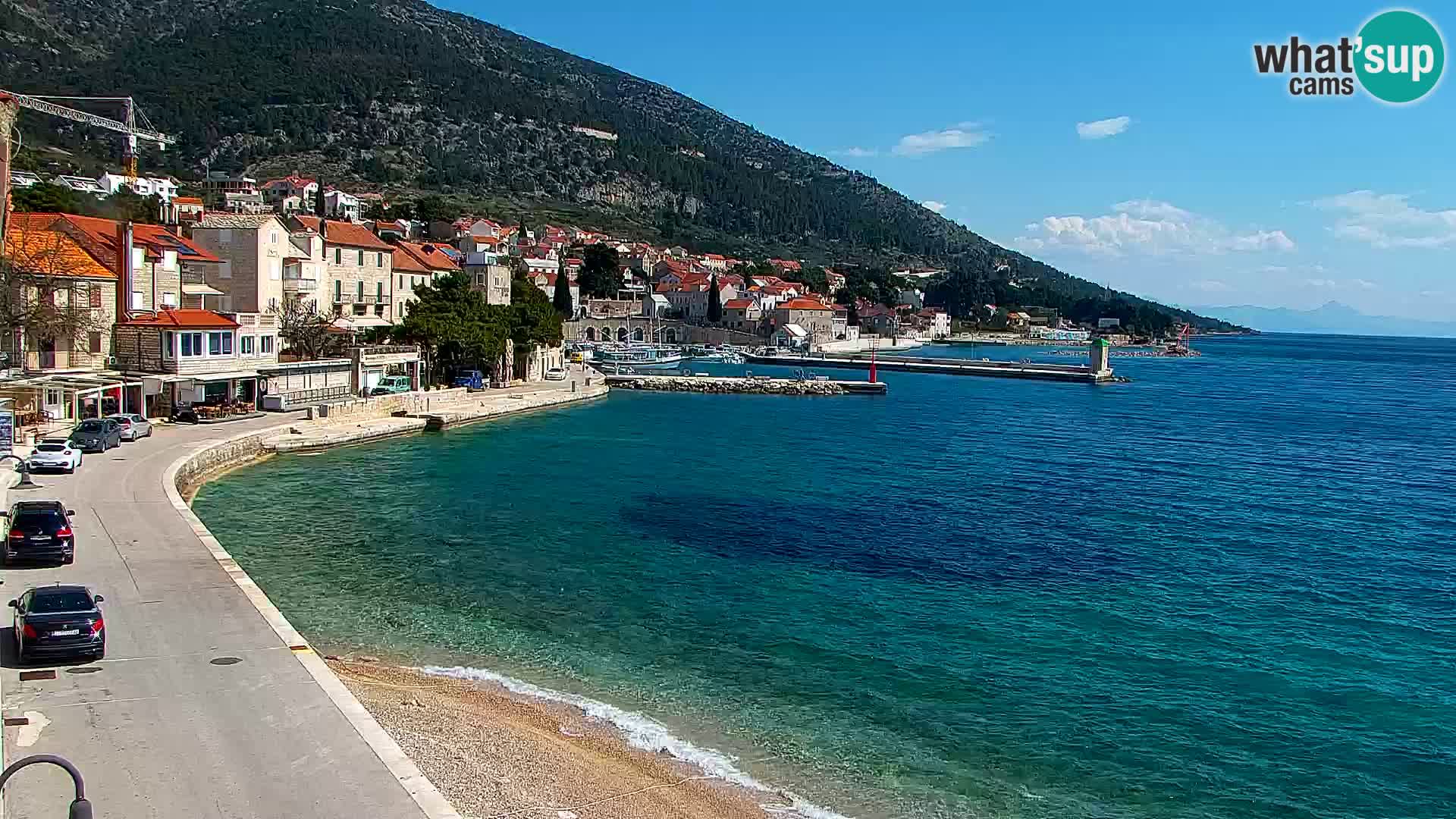 Spletna kamera Bol – Center mesta in marina v živo