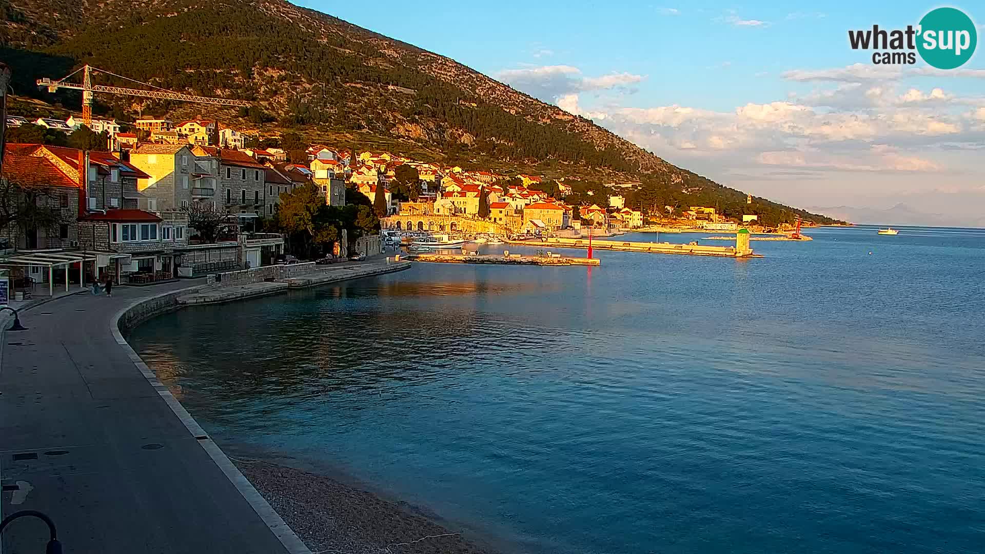 Spletna kamera Bol – Center mesta in marina v živo