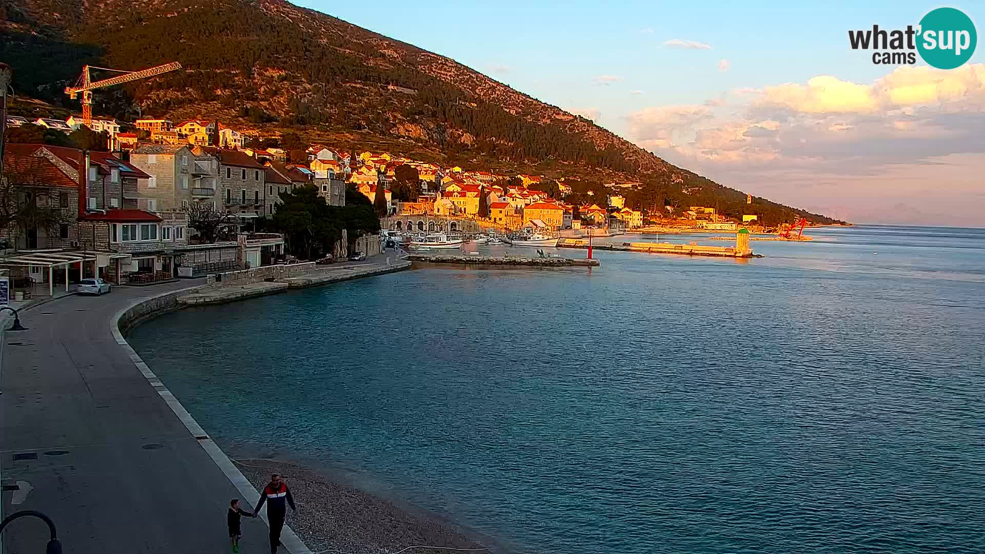Web kamera Bol – Centar mjesta i marina | Pogled uživo