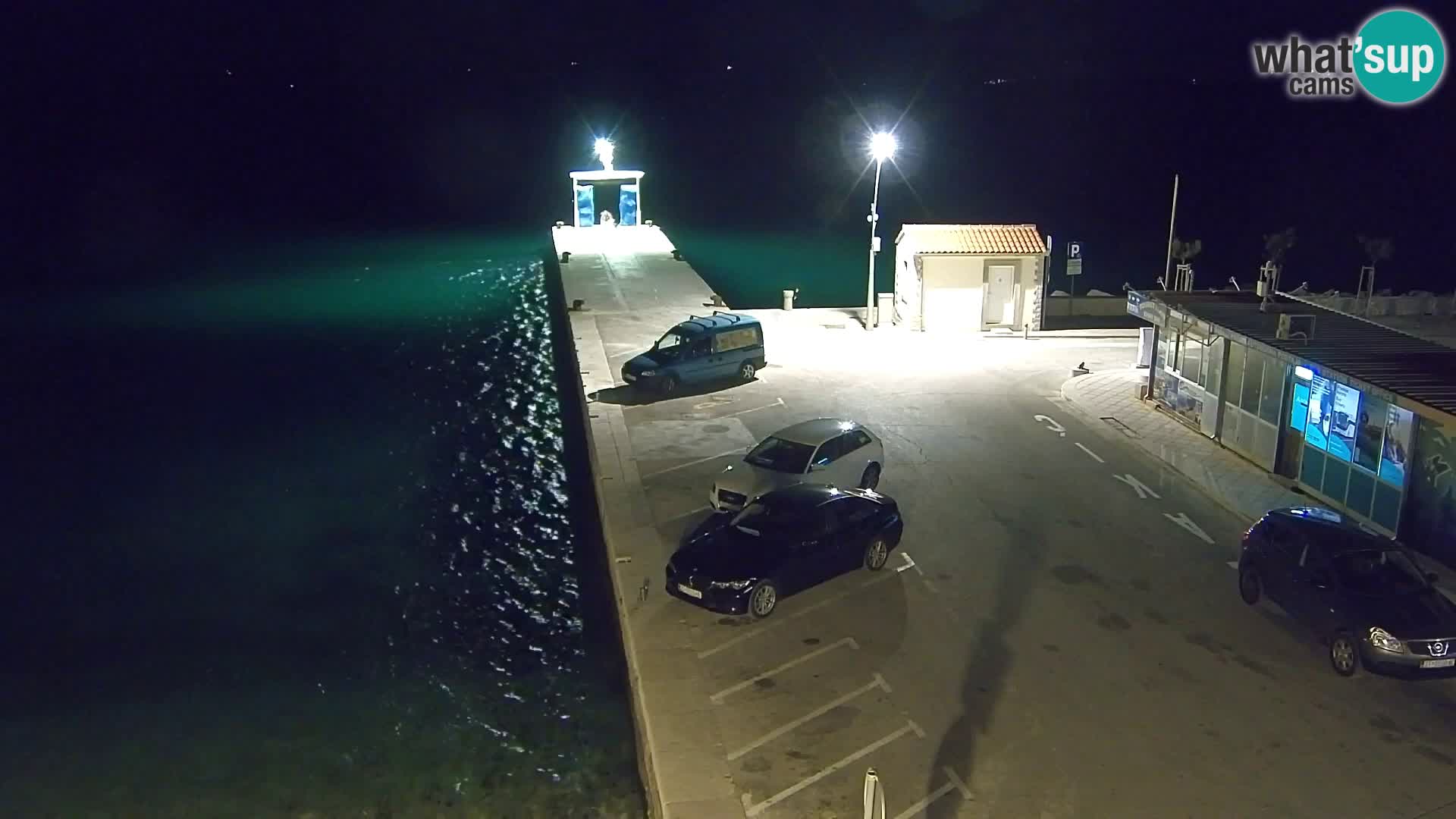 Spletna kamera Bol – Center mesta in marina v živo