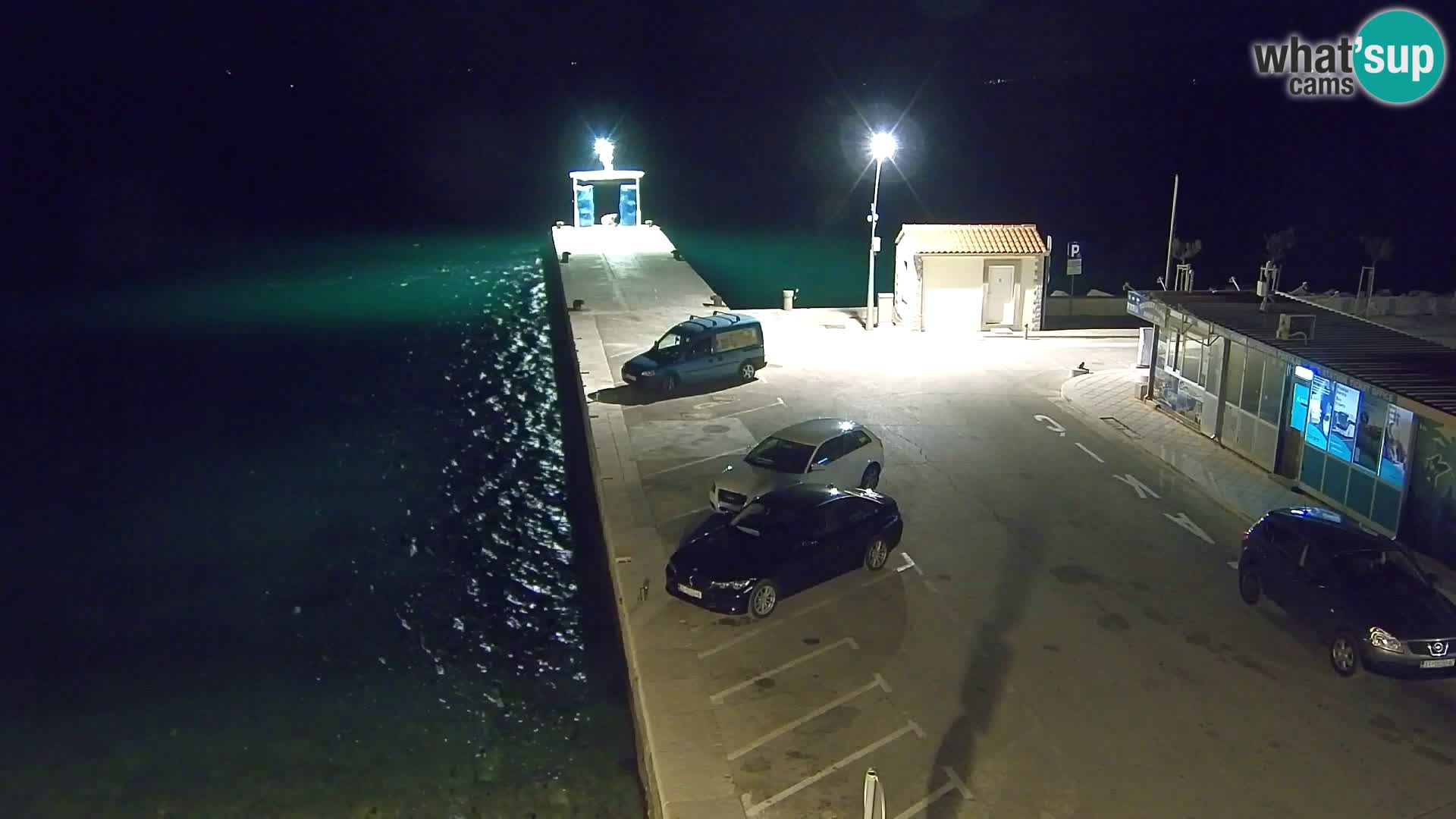 Spletna kamera Bol – Center mesta in marina v živo