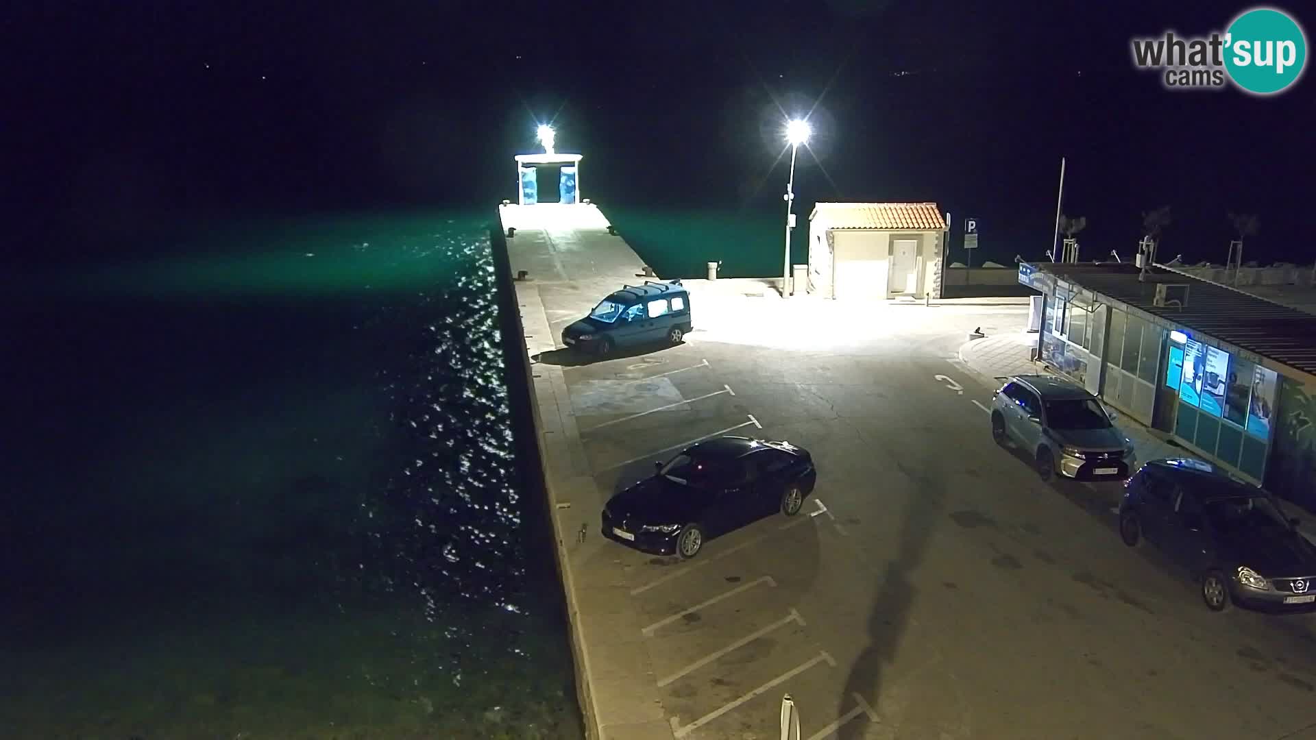 Spletna kamera Bol – Center mesta in marina v živo