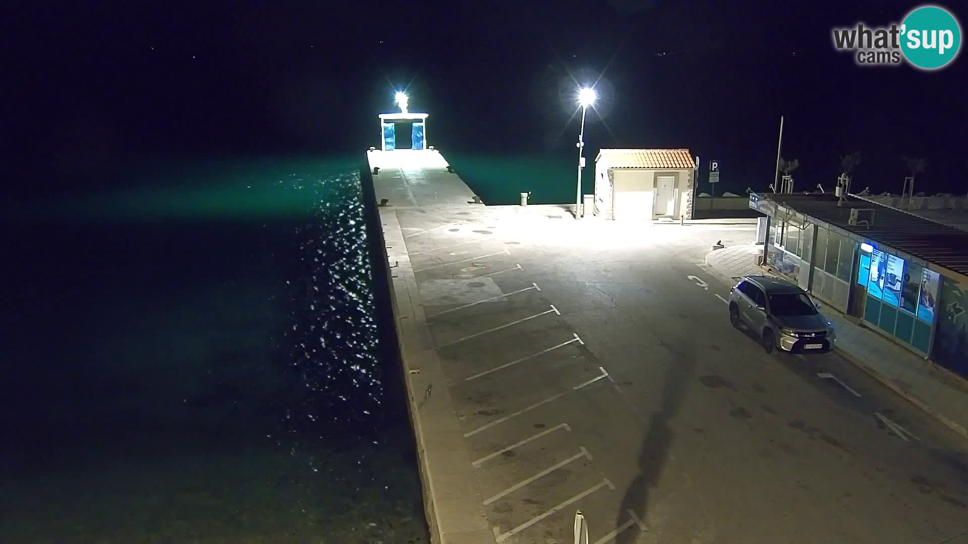 Spletna kamera Bol – Center mesta in marina v živo