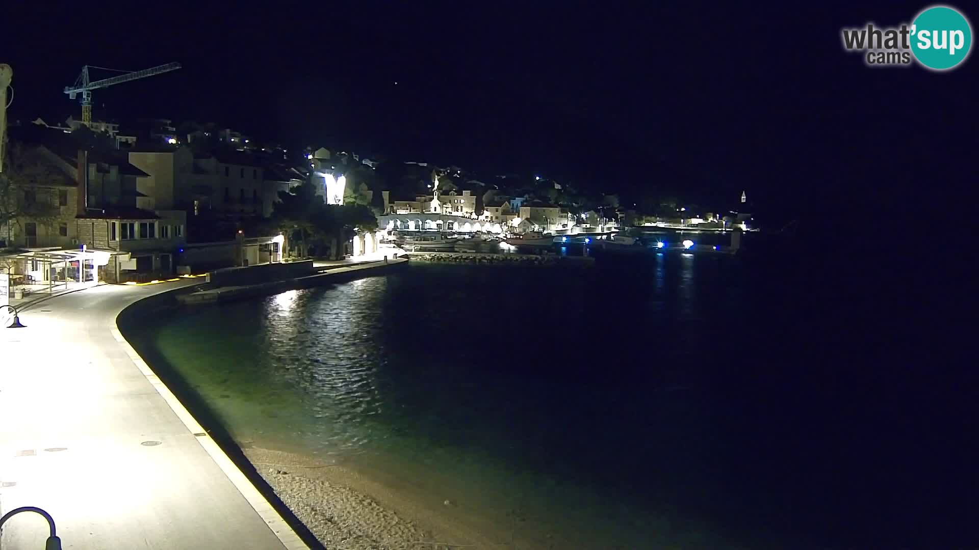 Spletna kamera Bol – Center mesta in marina v živo