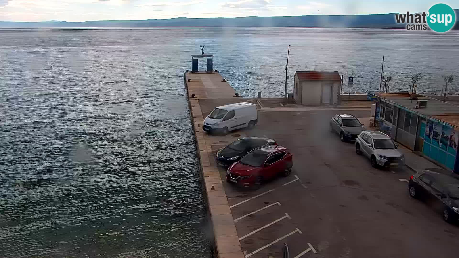 Spletna kamera Bol – Center mesta in marina v živo