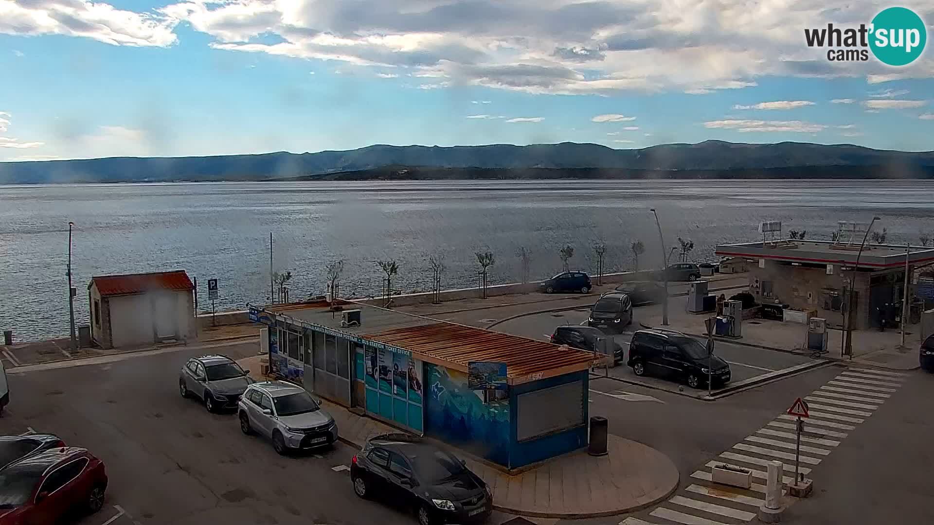 Spletna kamera Bol – Center mesta in marina v živo