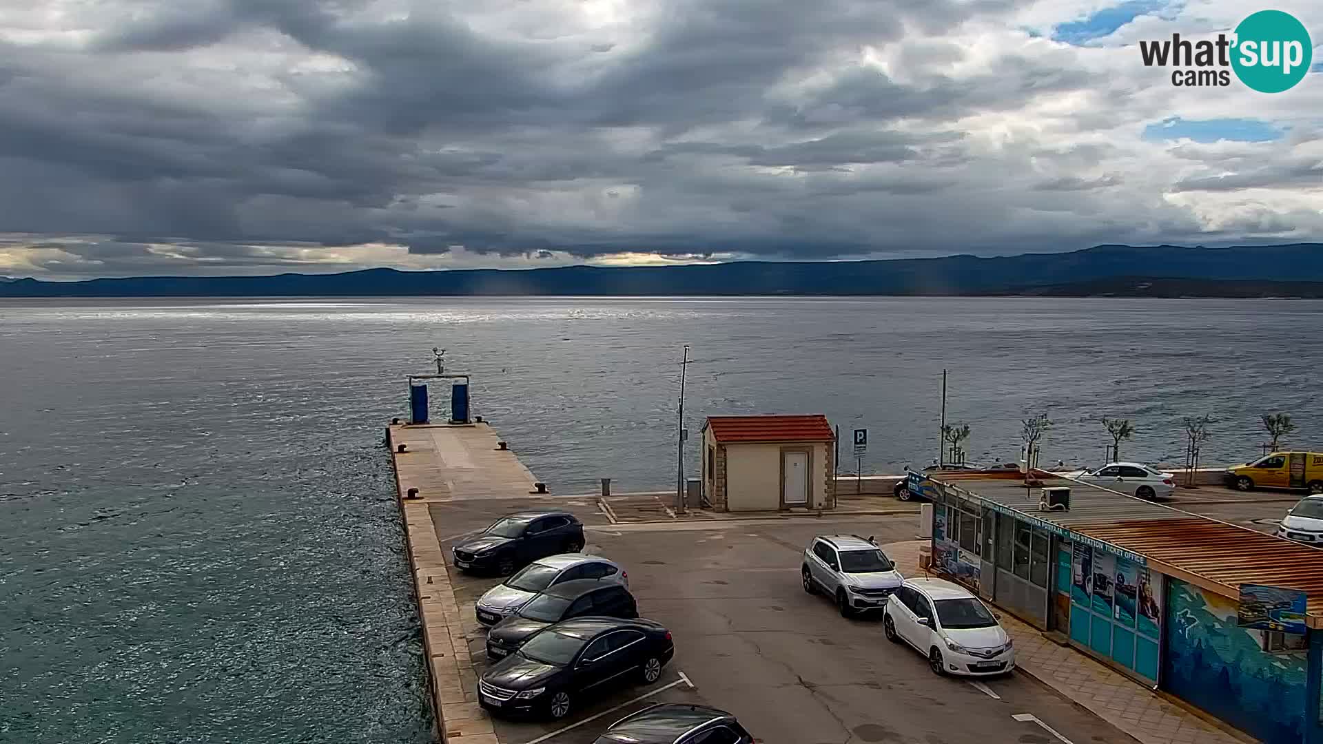 Spletna kamera Bol – Center mesta in marina v živo