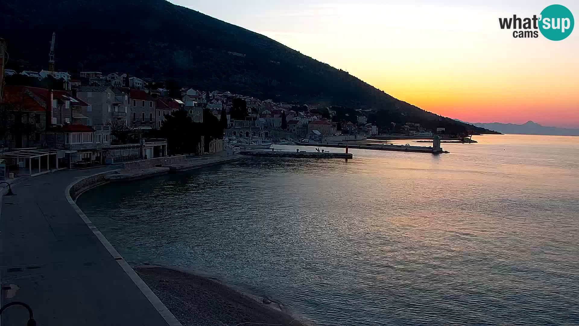 Spletna kamera Bol – Center mesta in marina v živo