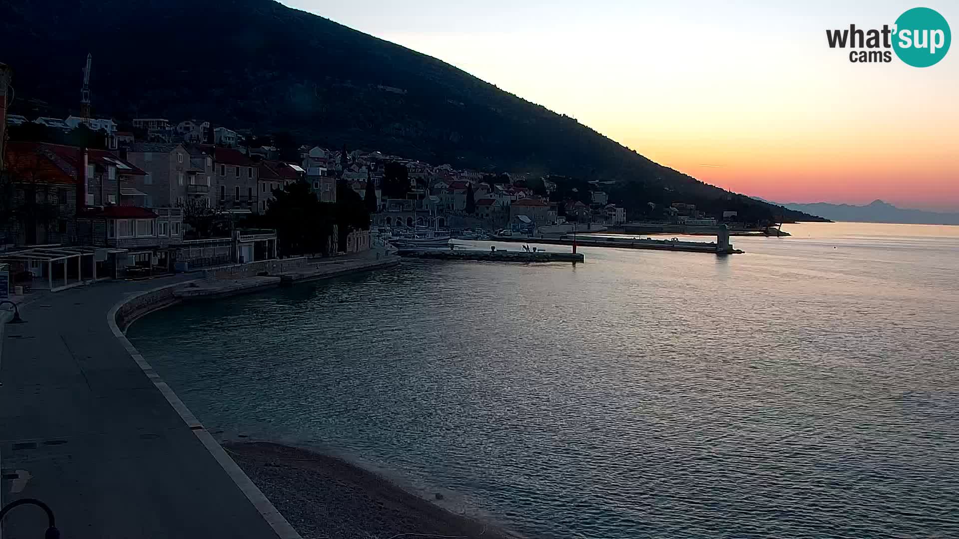 Spletna kamera Bol – Center mesta in marina v živo