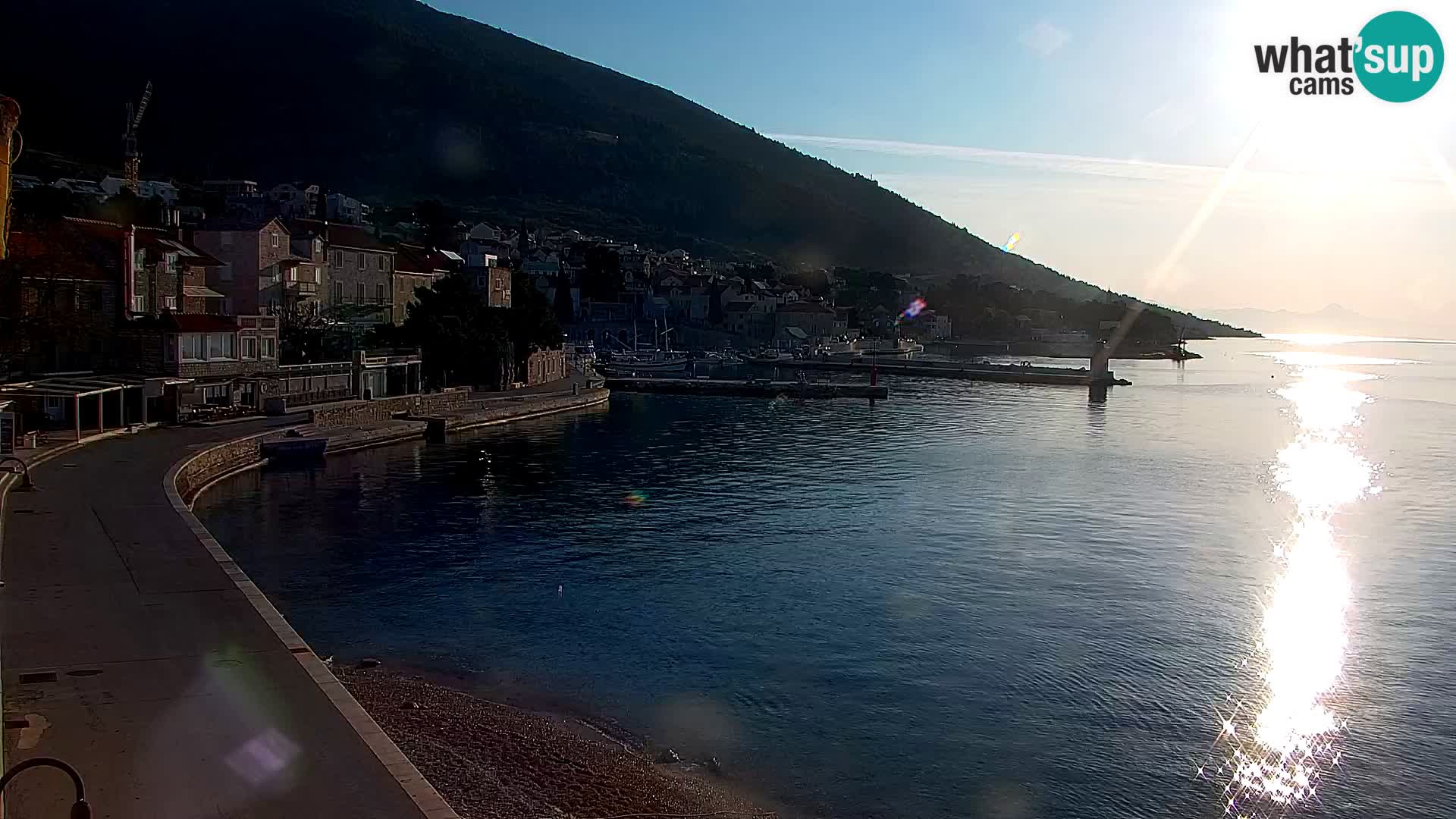 Spletna kamera Bol – Center mesta in marina v živo