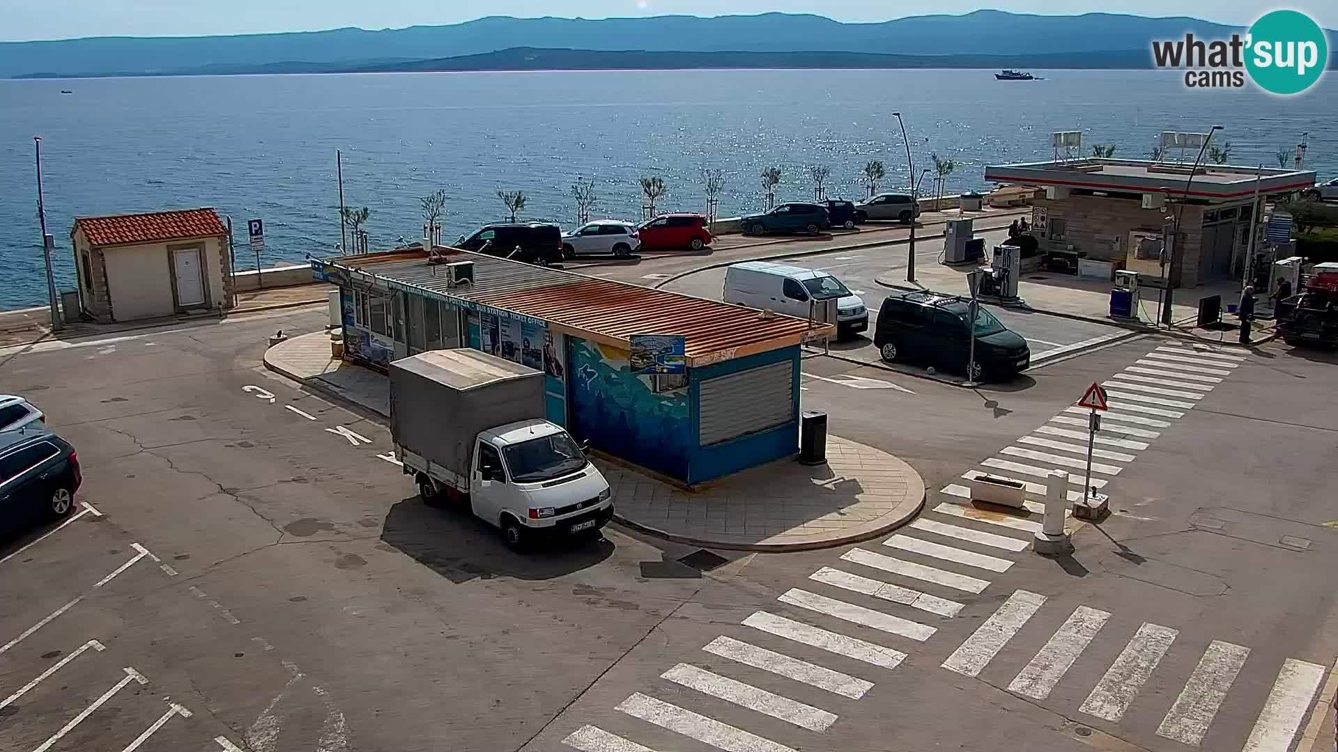 Spletna kamera Bol – Center mesta in marina v živo