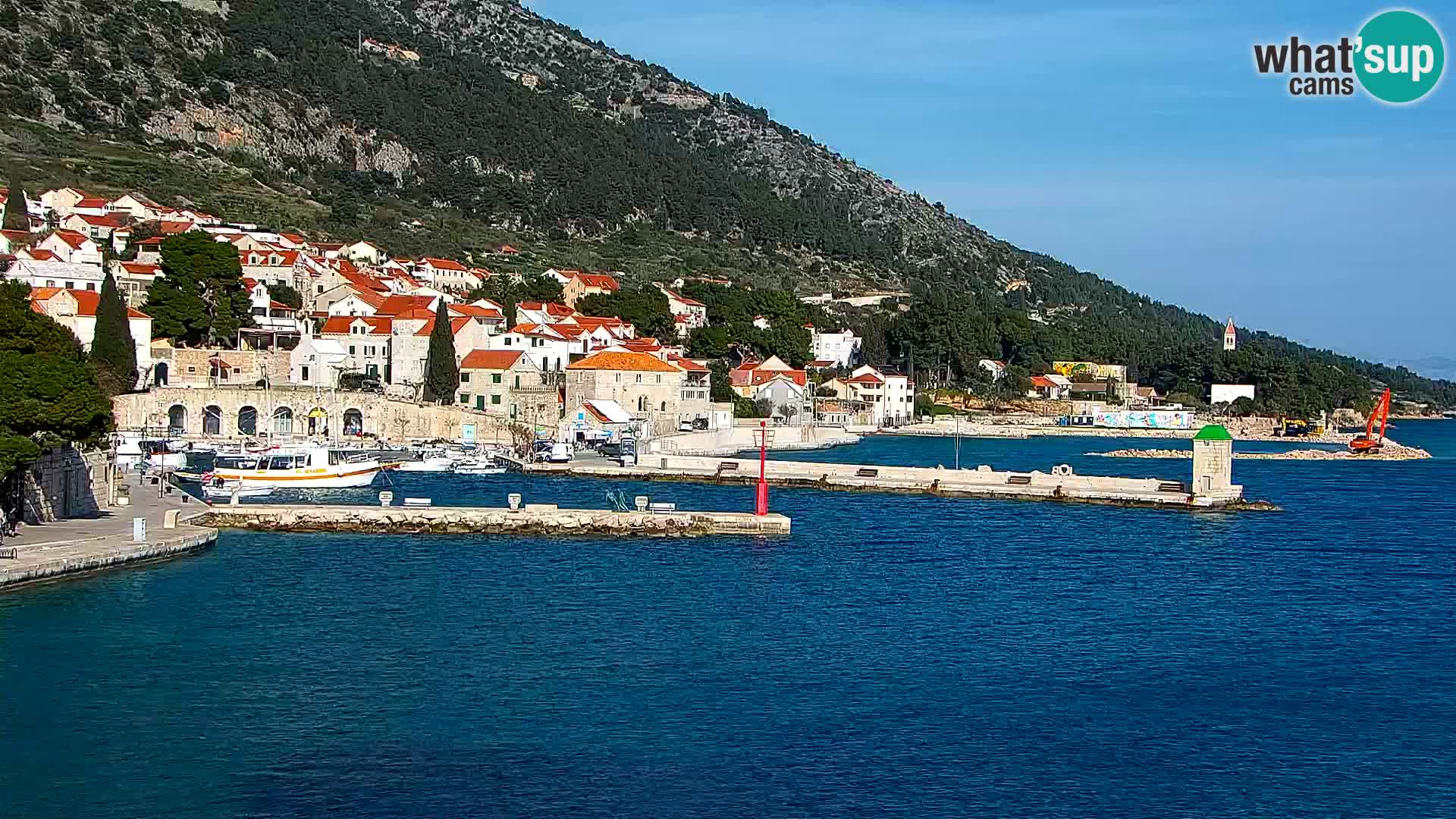 Spletna kamera Bol – Center mesta in marina v živo